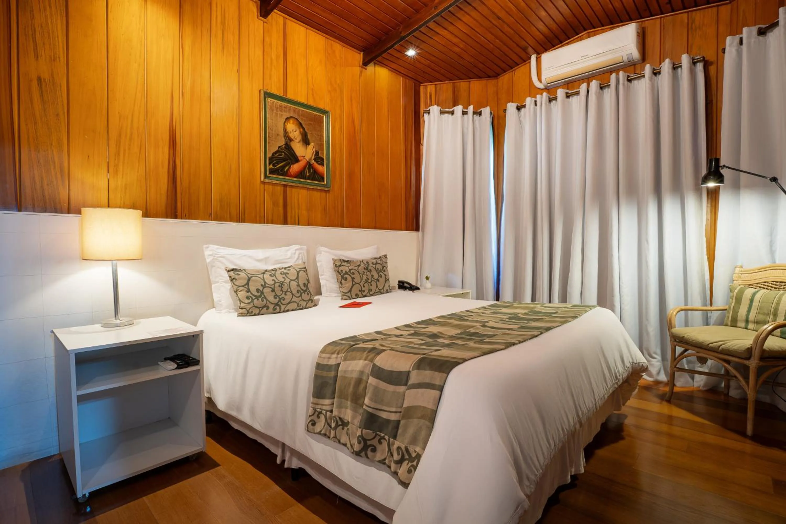 Photo of the whole room, Bed in Pousada Apple House Campos do Jordao