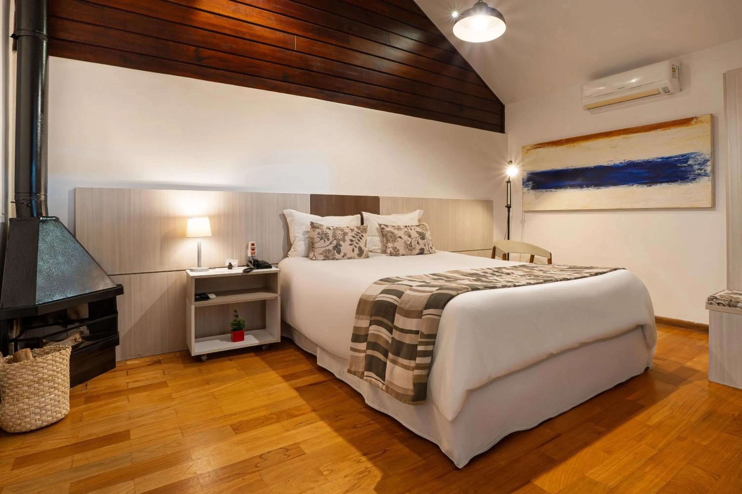 Photo of the whole room, Bed in Pousada Apple House Campos do Jordao