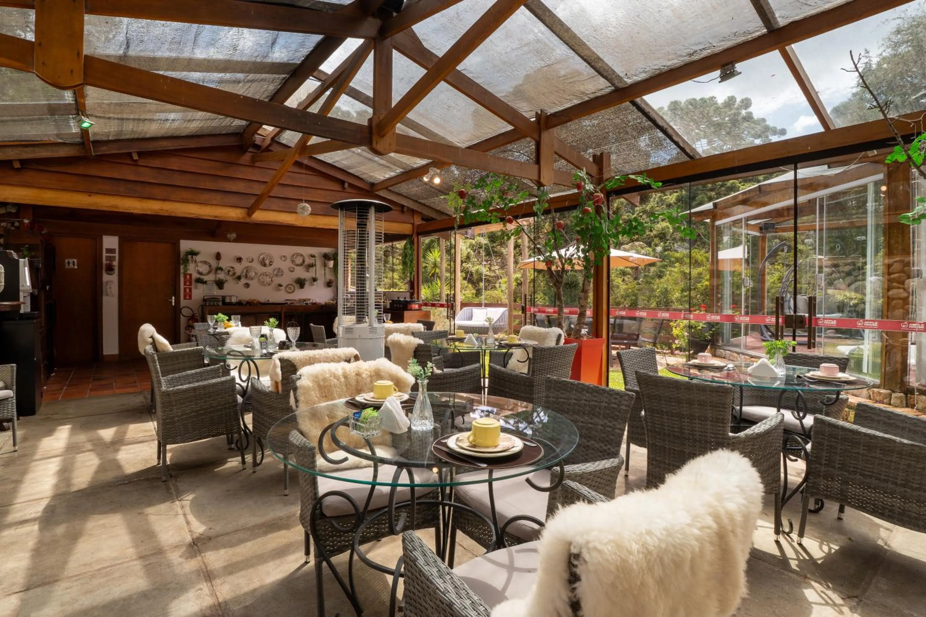 Dining area in Pousada Apple House Campos do Jordao