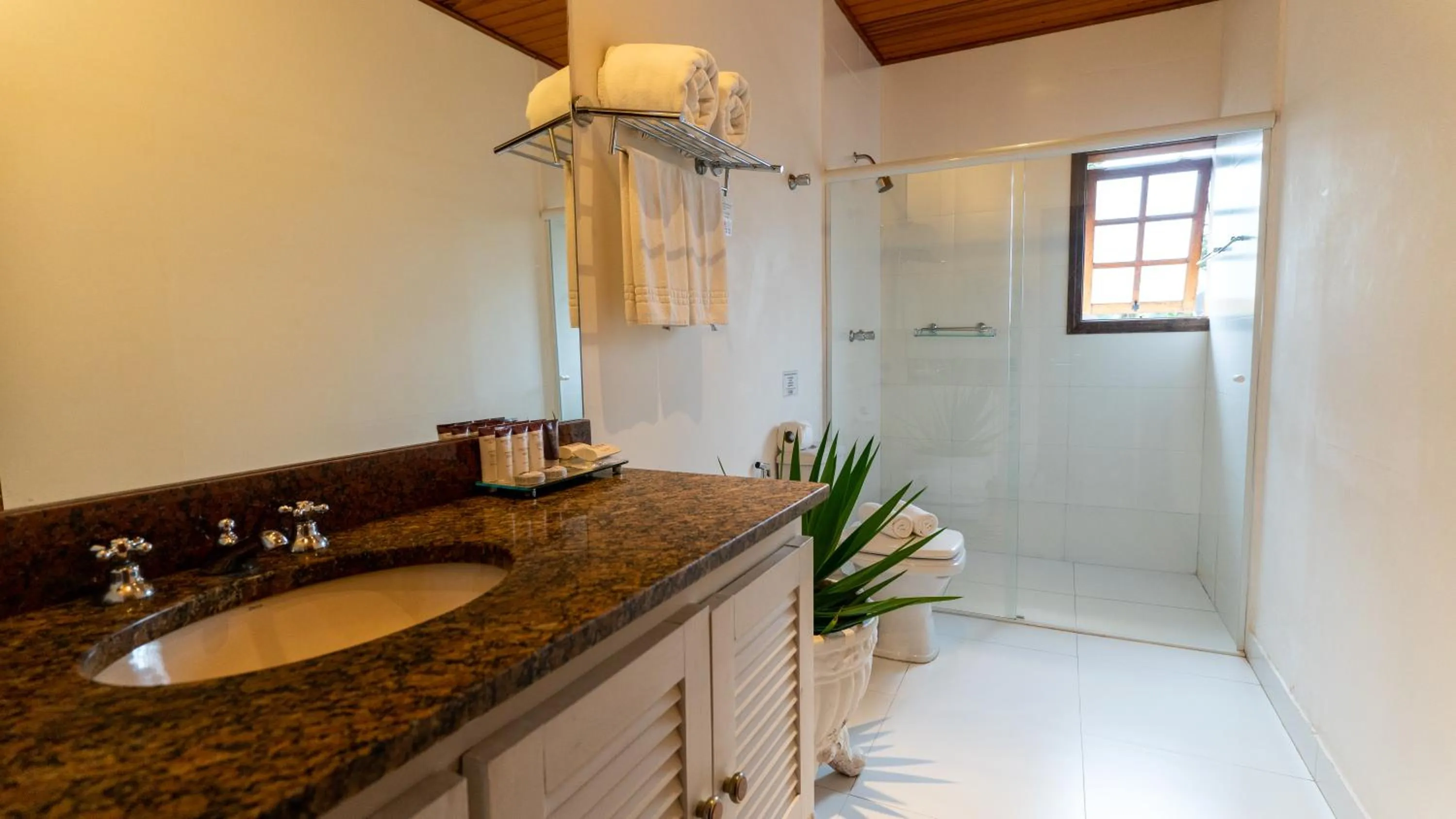 Toilet in Pousada Apple House Campos do Jordao