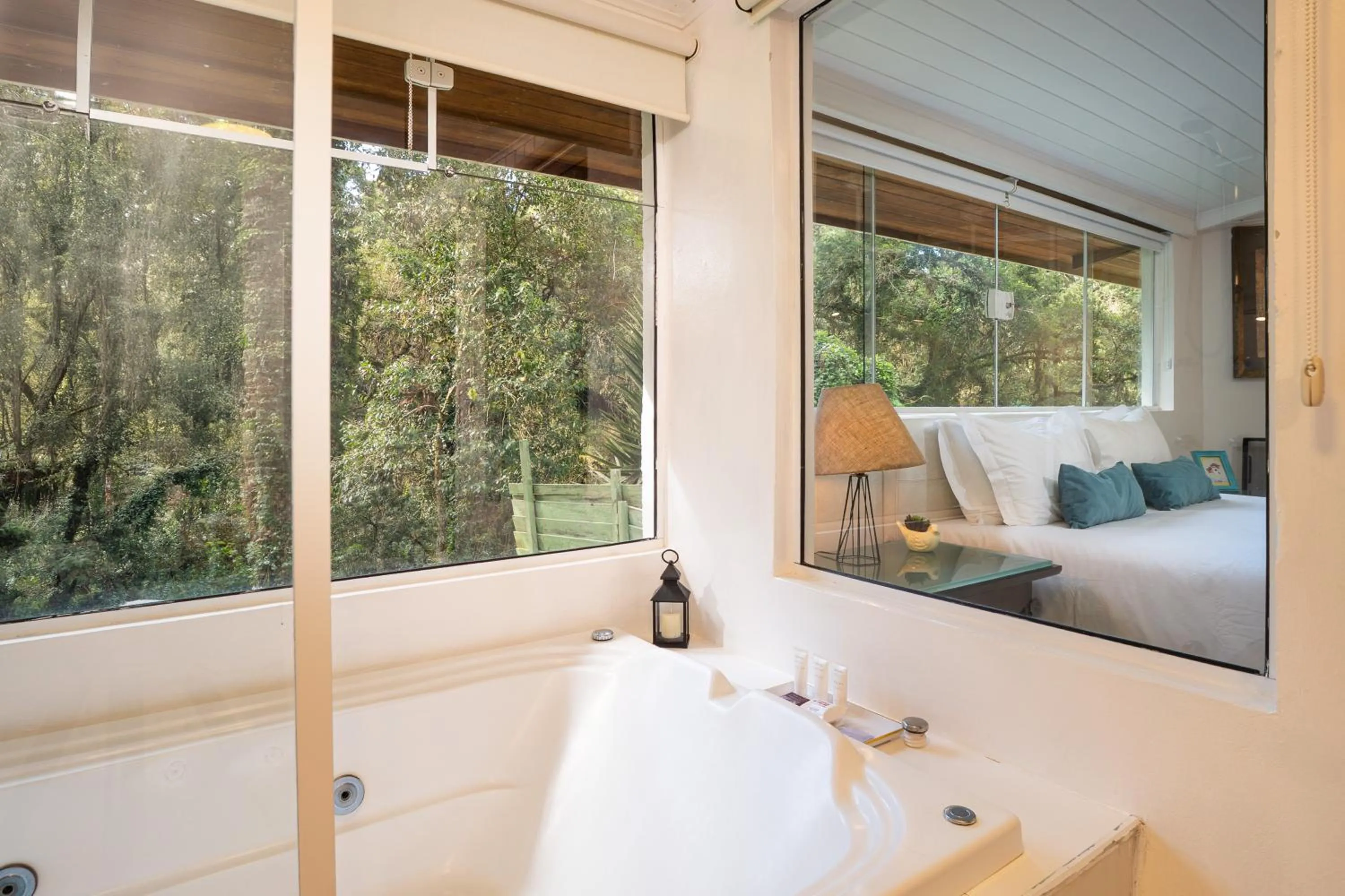 Hot Tub, Bed in Pousada Apple House Campos do Jordao