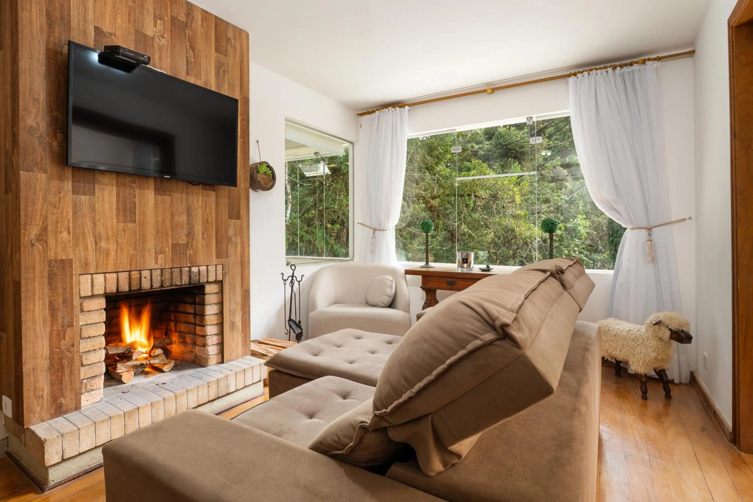 fireplace in Pousada Apple House Campos do Jordao