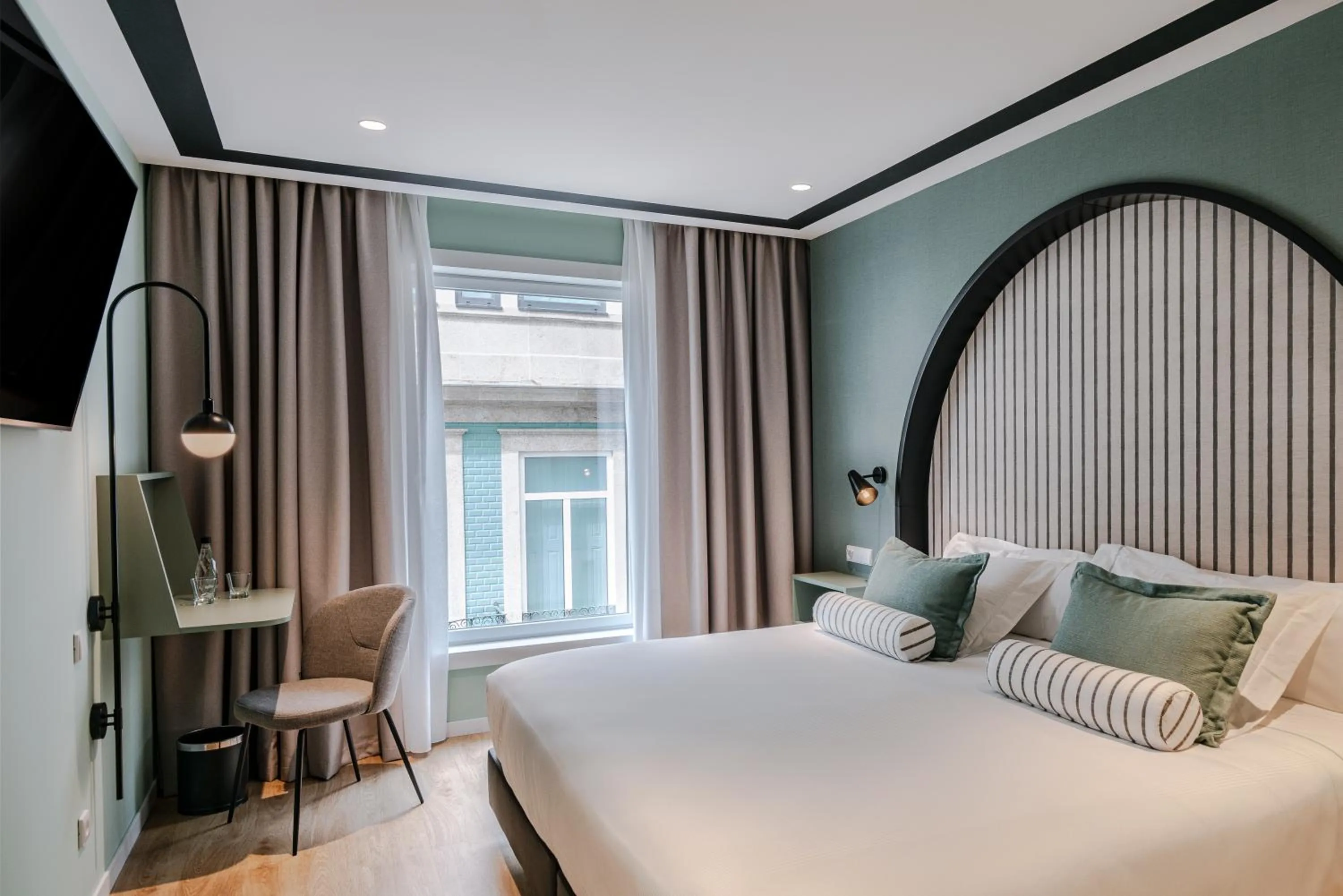 Quiet street view, Bed in Vincci Bonjardim