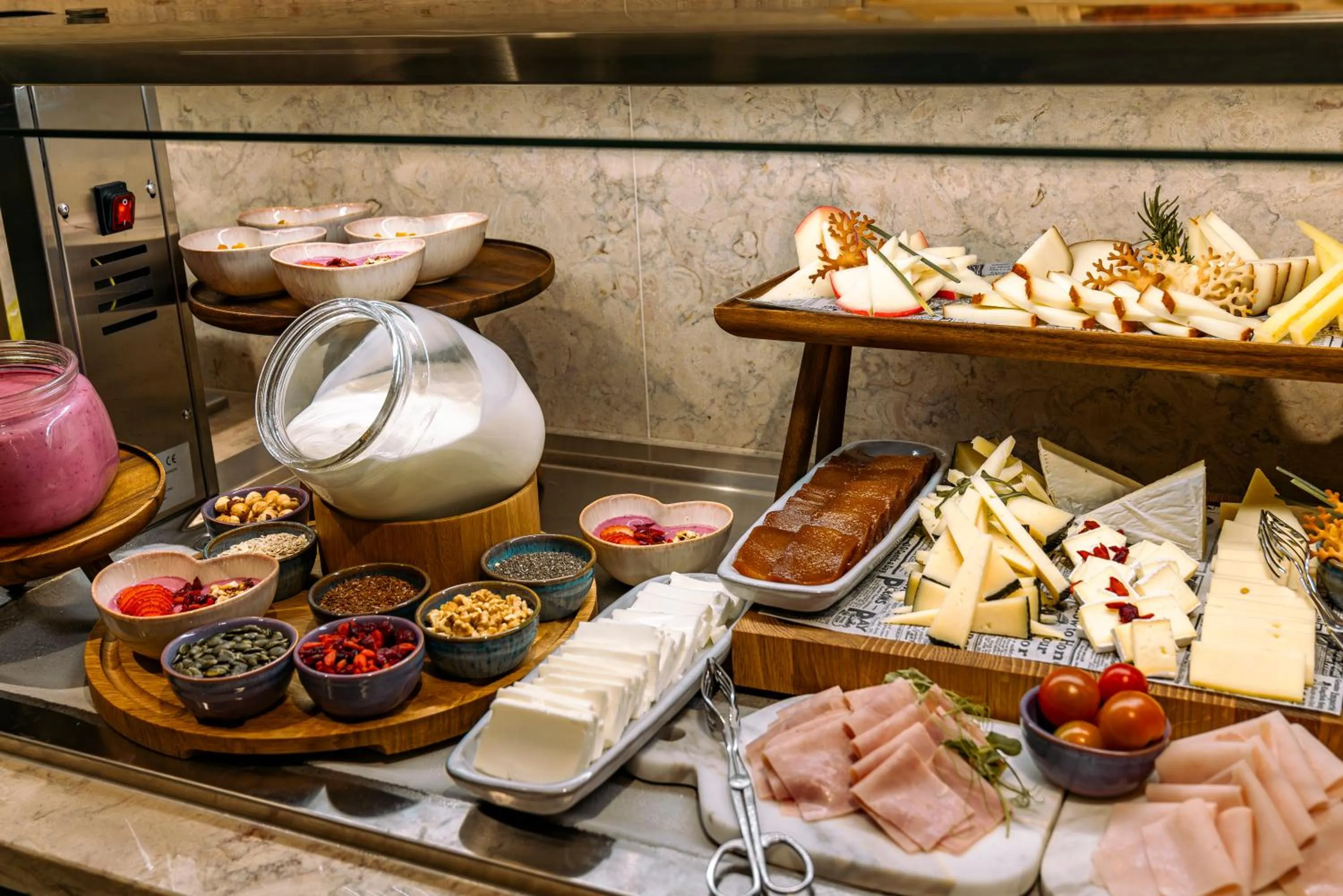 Buffet breakfast in Vincci Bonjardim