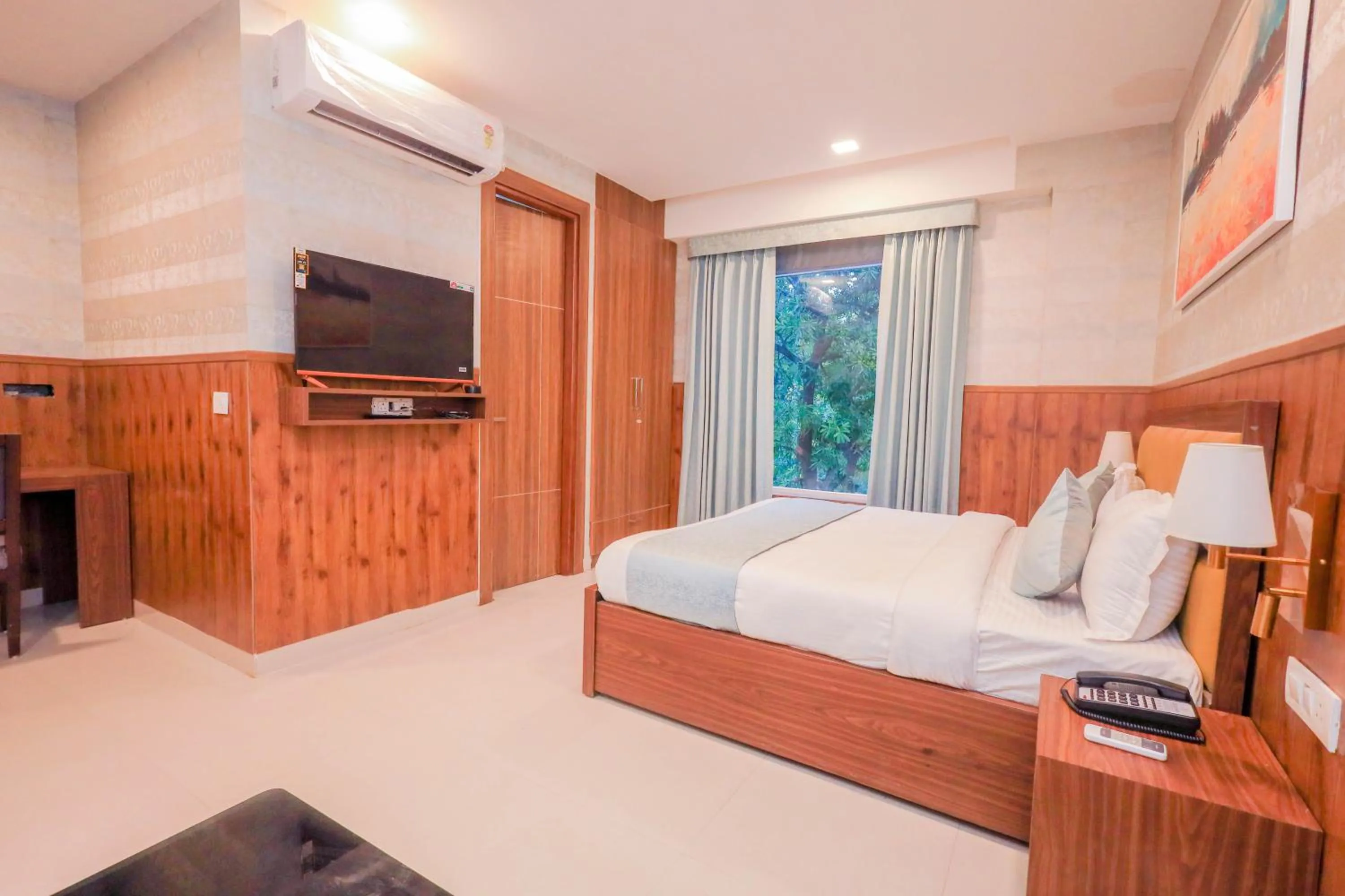 TV and multimedia, Bed in Clay Inn Hotel, Sohna Road, Sector 49, Gurugram