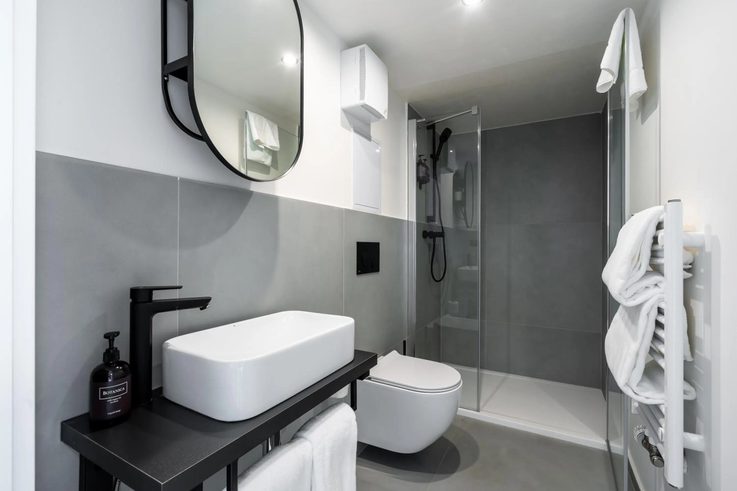 Shower in HONEST Karlin