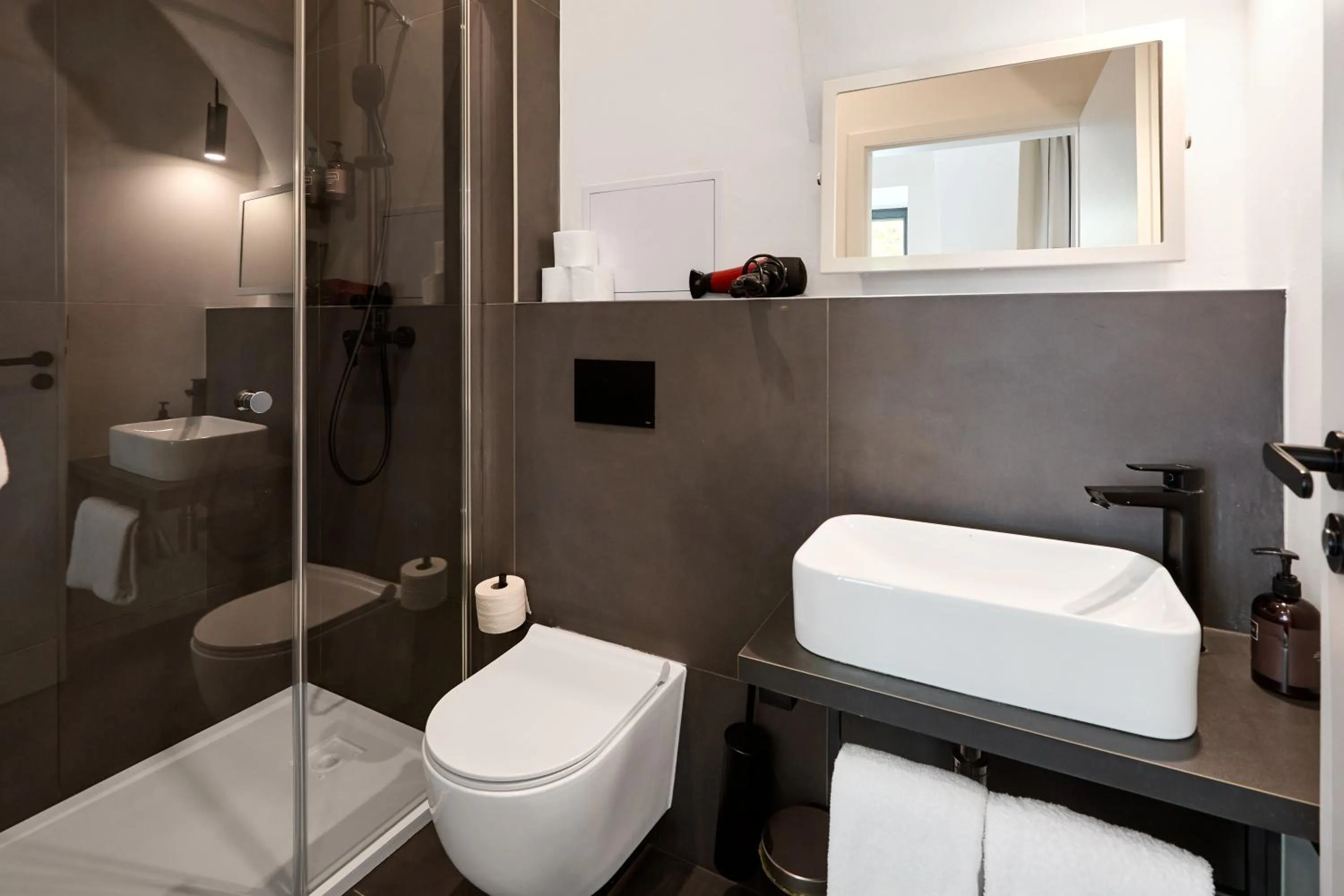 Shower in HONEST Karlin