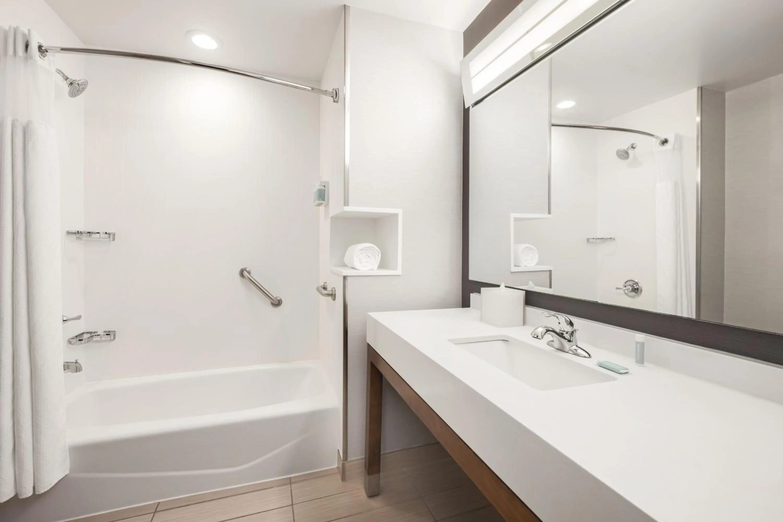 Bathroom in Courtyard by Marriott Columbus Phenix City