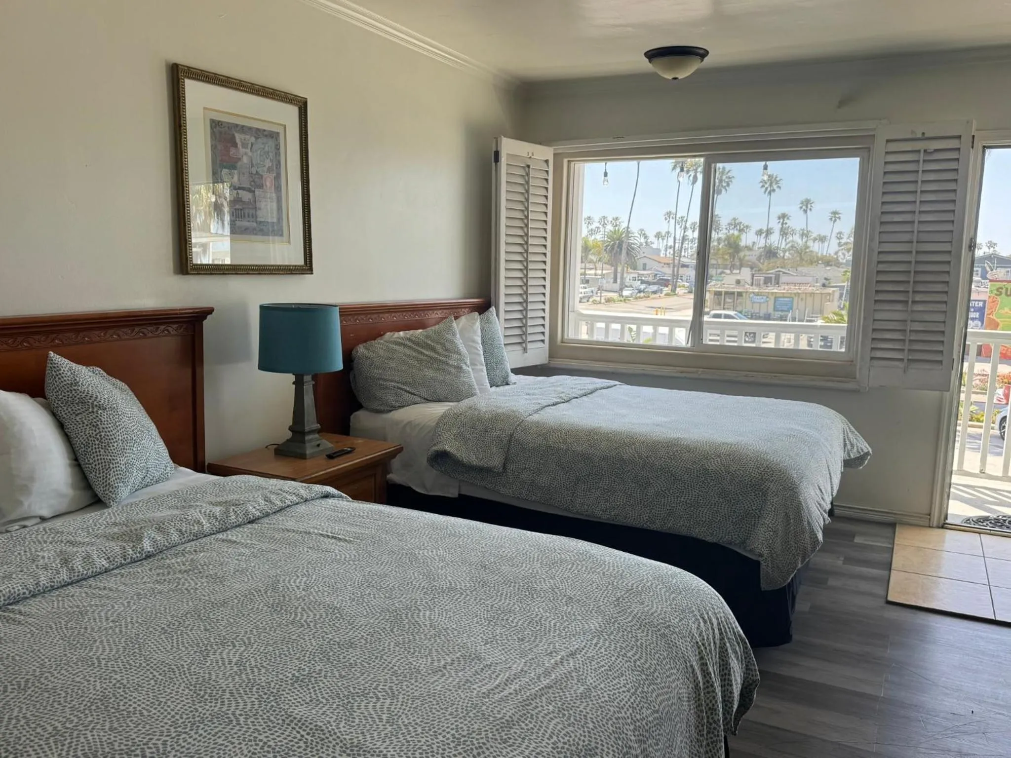 Bed in The Shores Inn