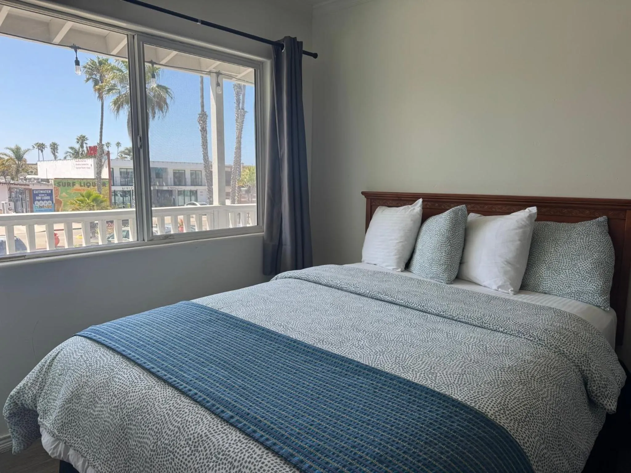 Bed in The Shores Inn