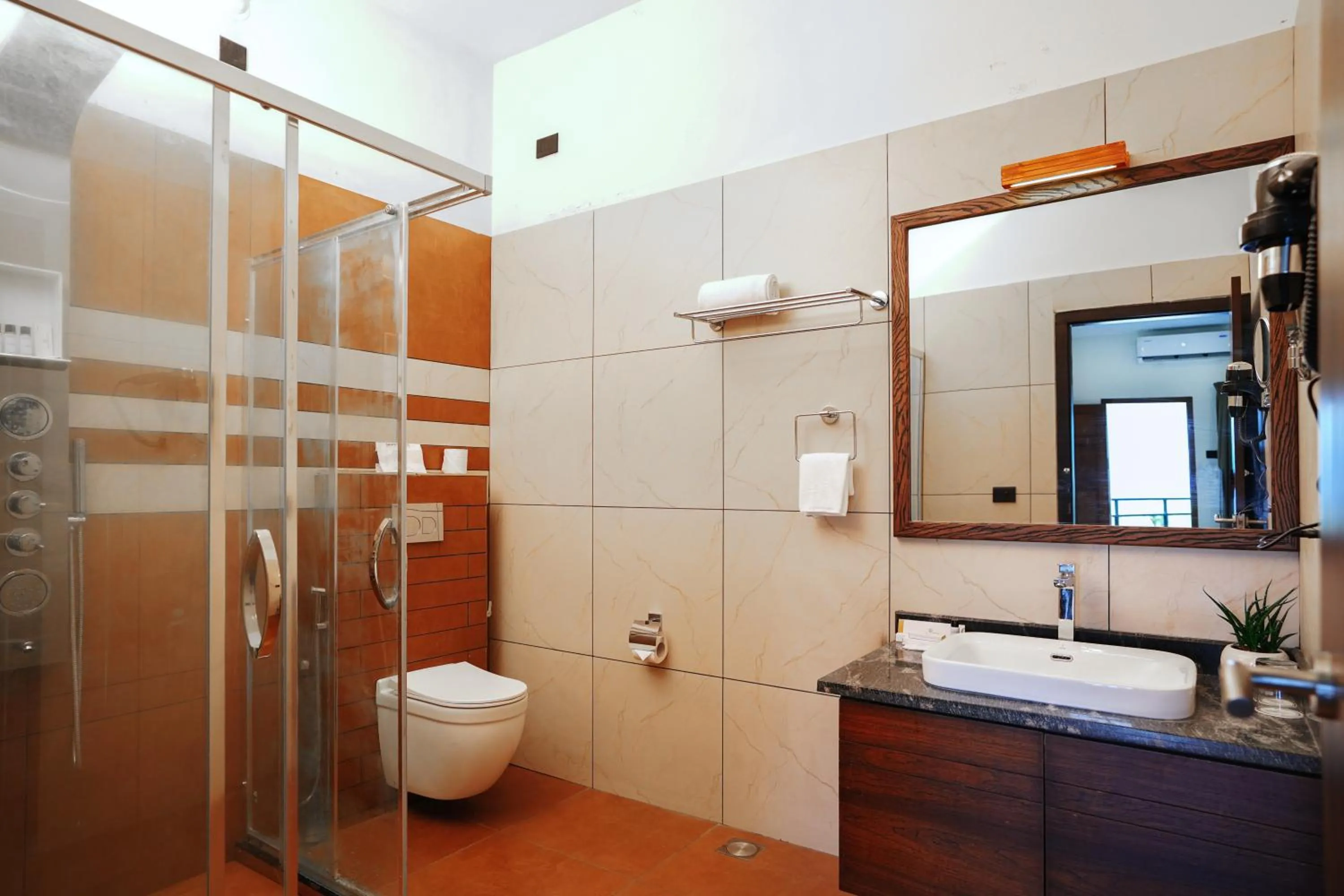 Shower in Maram Resort Mamalakandam