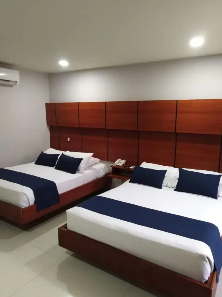 Deluxe Queen Room with Two Queen Beds in Hotel Caribe 79 Deluxe Queen Room with Two Queen Beds in Hotel Caribe 79