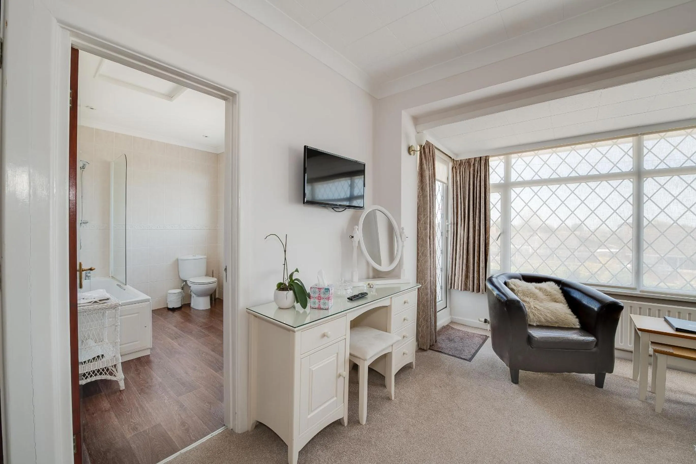 Photo of the whole room in The Coast Yard B & B and Garden Chalets