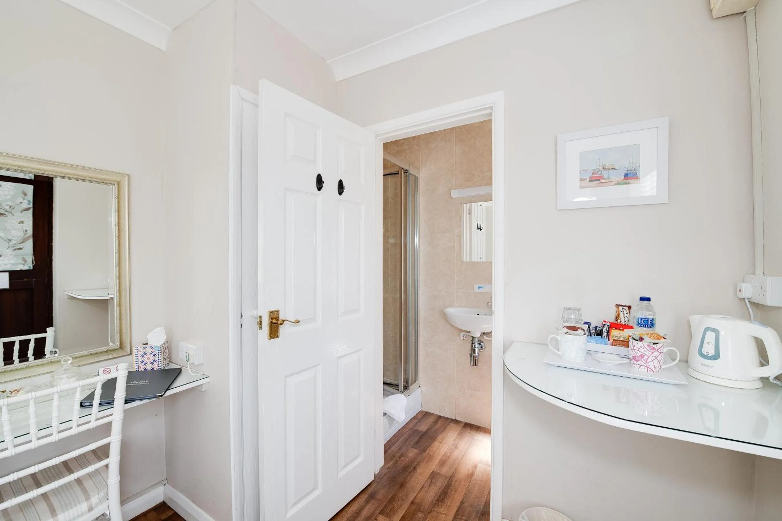 Bathroom, Bed in The Coast Yard B & B and Garden Chalets