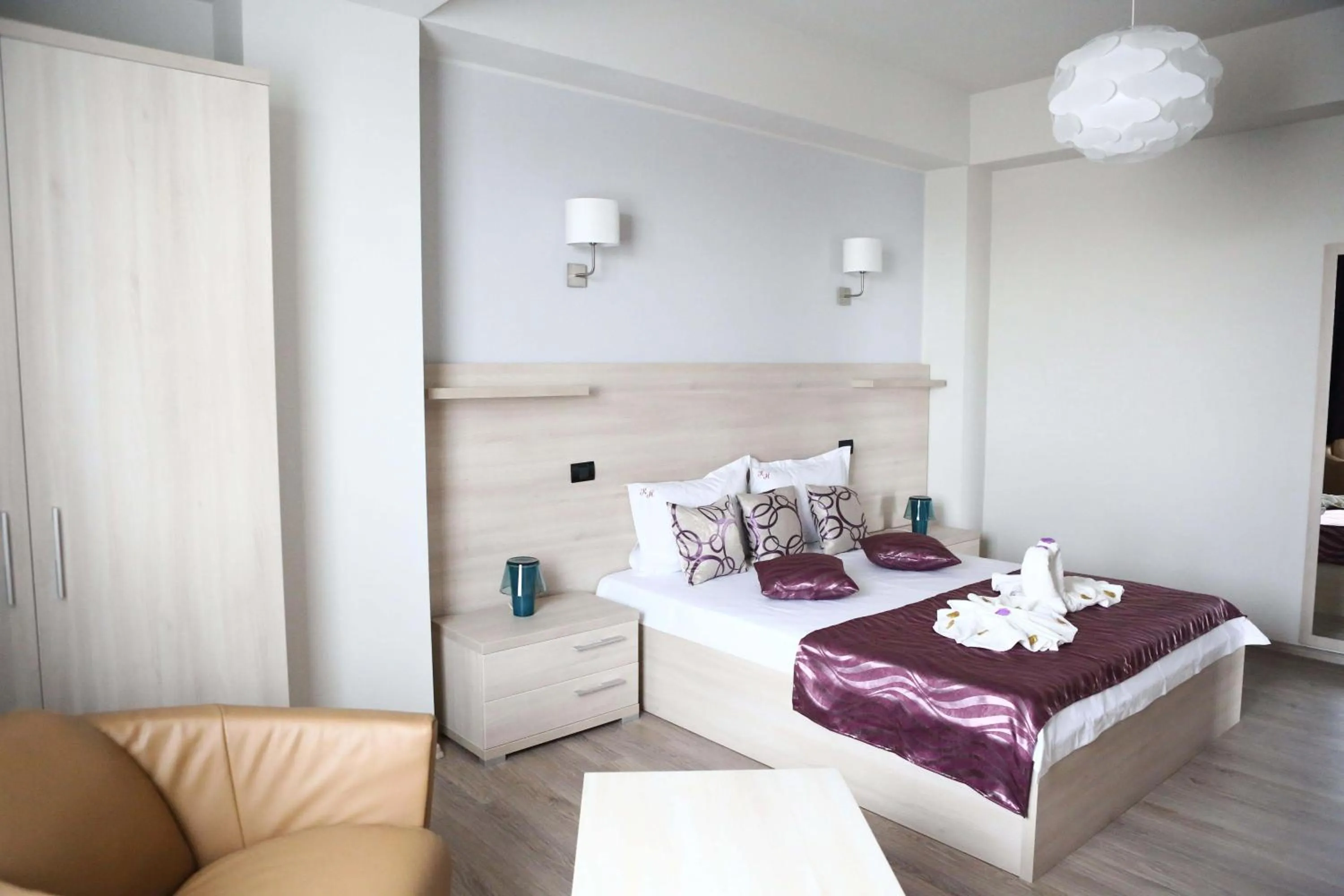 Shower, Bed in Kharisma Hotel