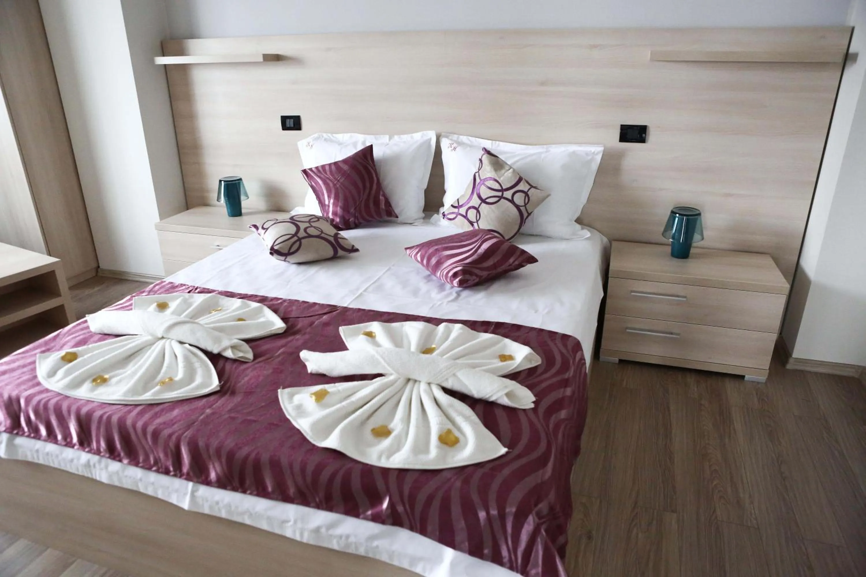 Shower, Bed in Kharisma Hotel