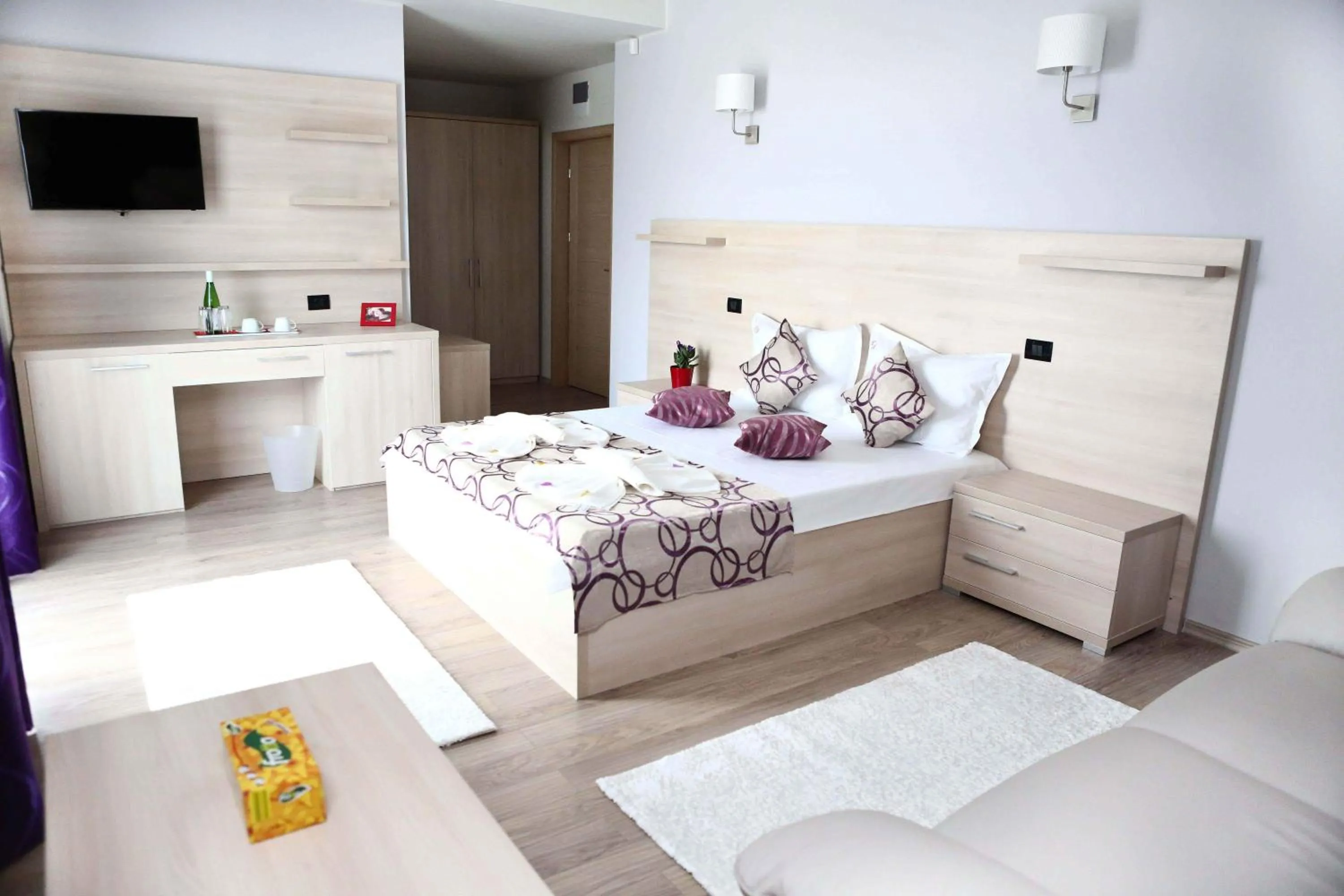 Living room, Bed in Kharisma Hotel