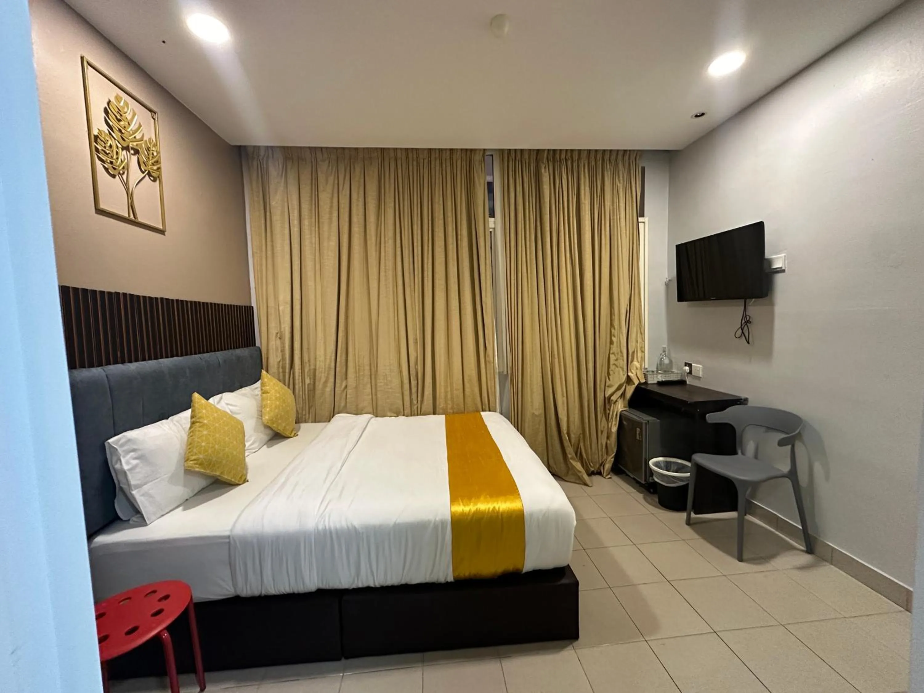 Deluxe Queen Suite in SS Grey Hotel