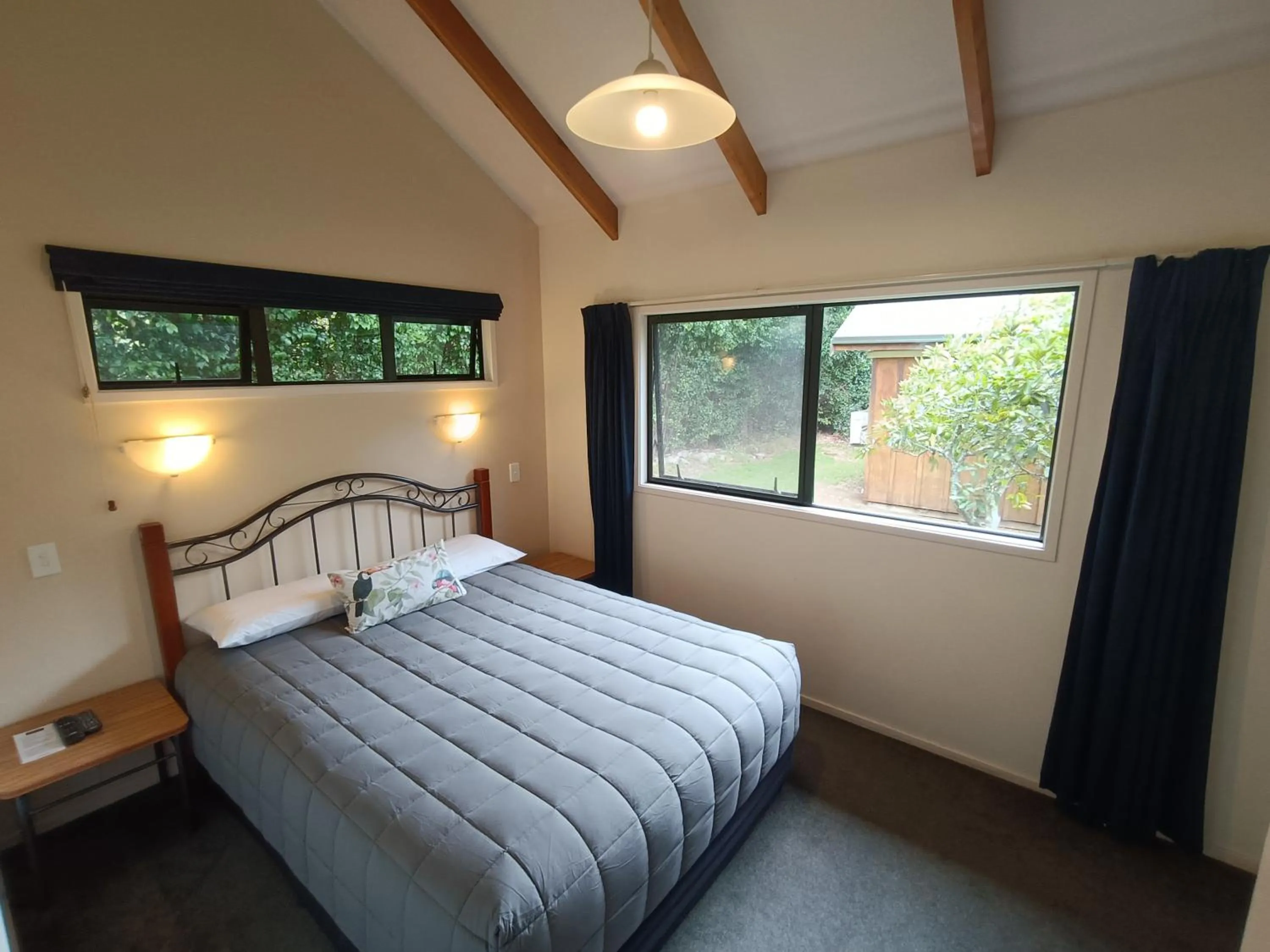 Bed in Kerigold Secluded Chalets Motel