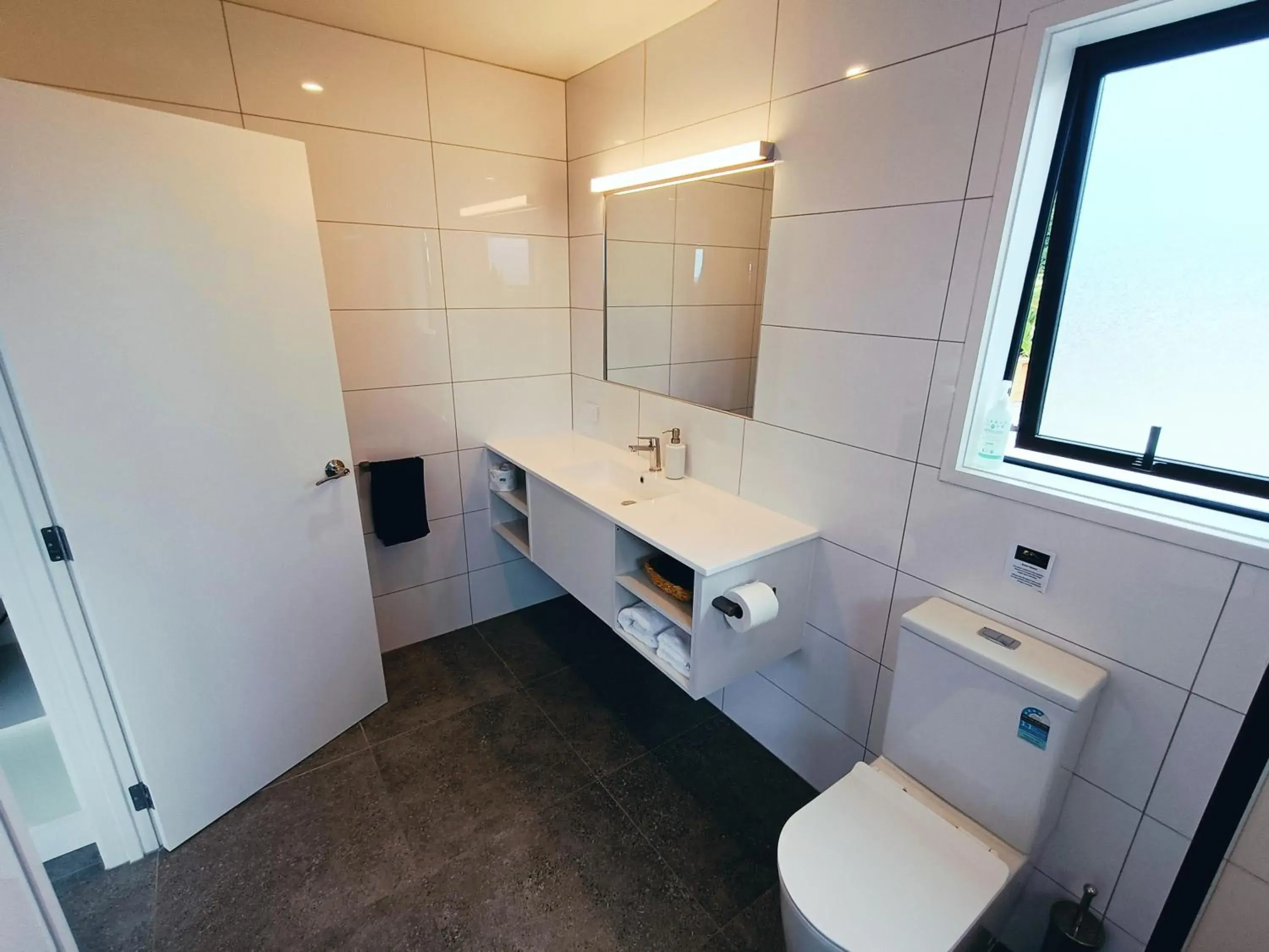 Deluxe Queen Studio - single occupancy in Kerigold Secluded Chalets Motel Deluxe Queen Studio - single occupancy in Kerigold Secluded Chalets Motel