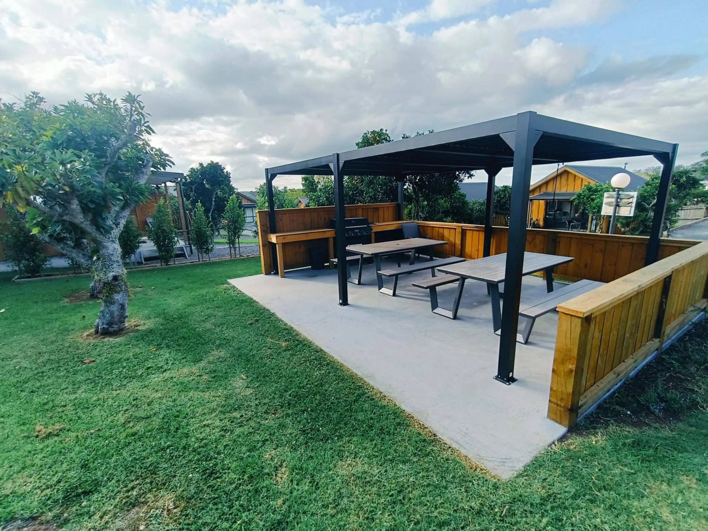 BBQ facilities in Kerigold Secluded Chalets Motel