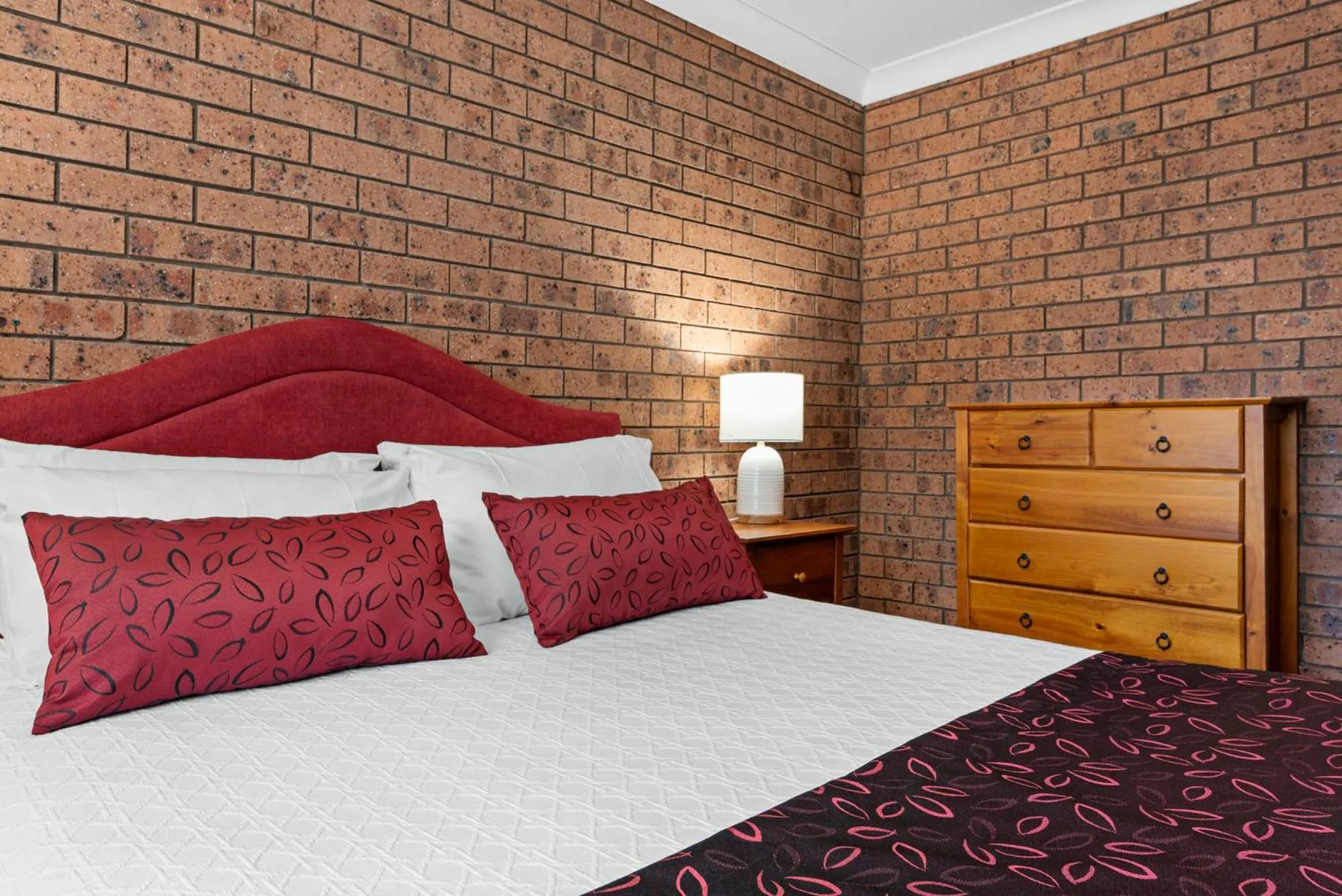 Bed in Bomaderry Motor Inn