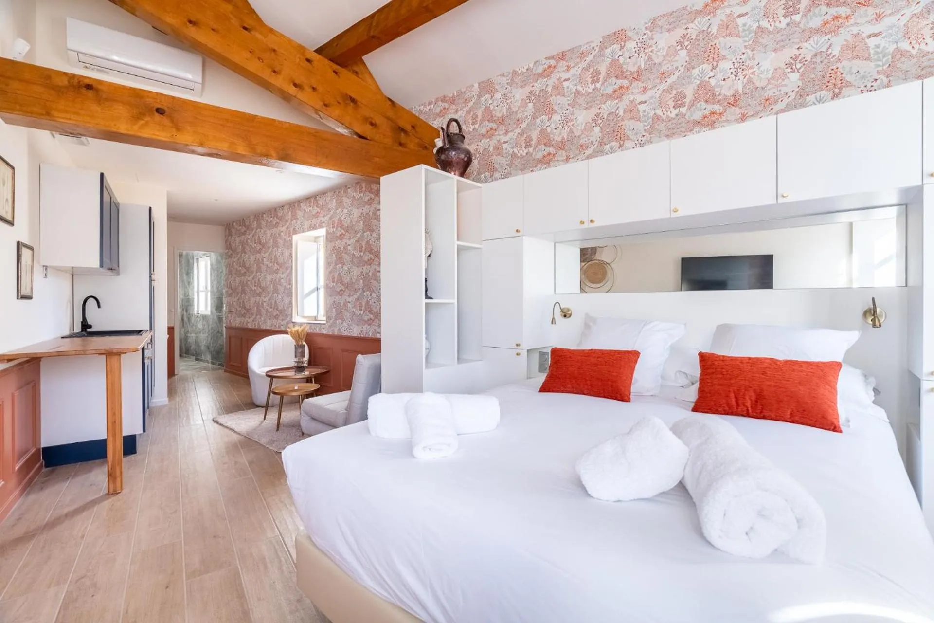 Bedroom, Bed in La Réserve de Salon de Provence