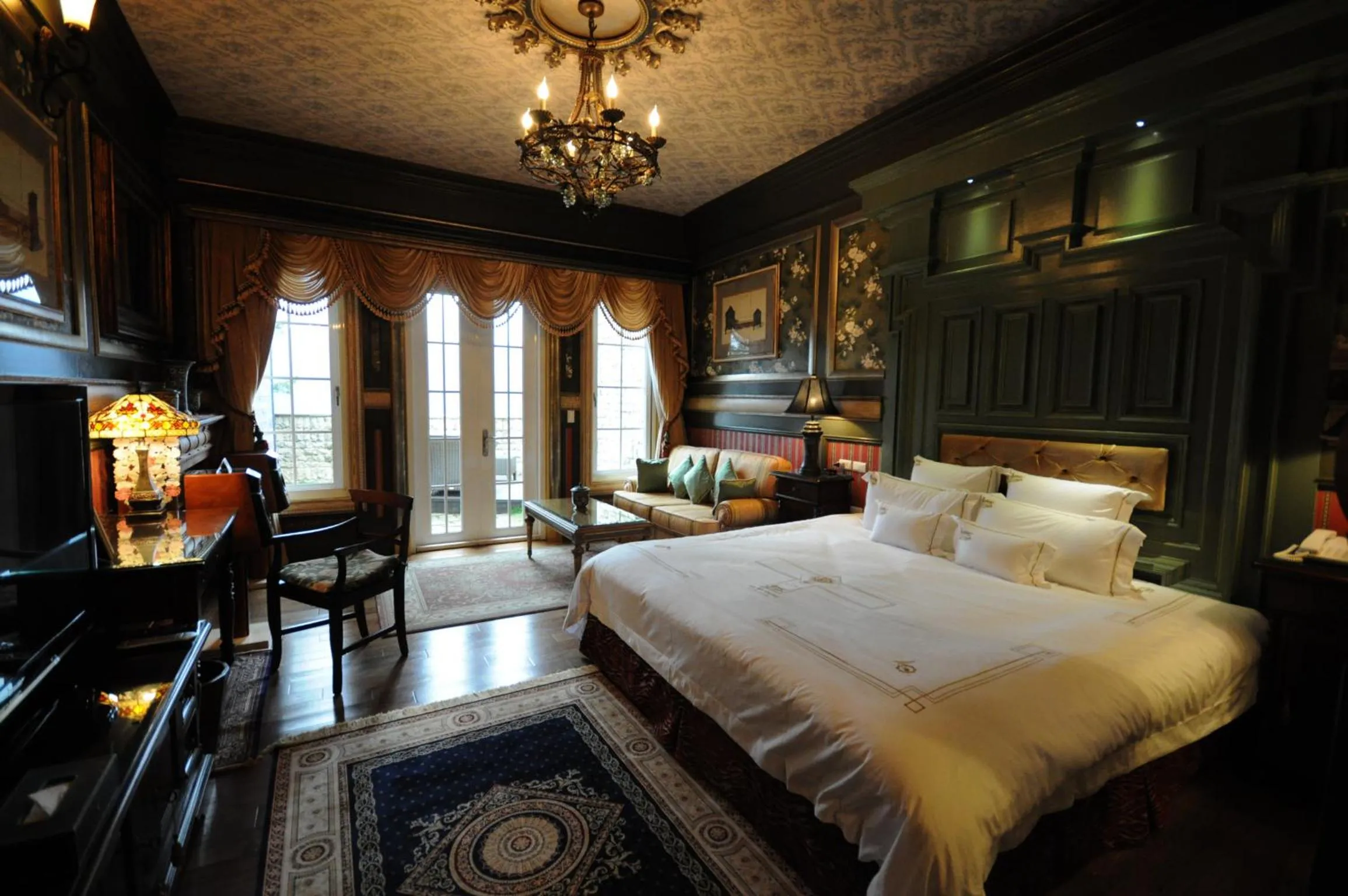 Bed in The Old England Manor