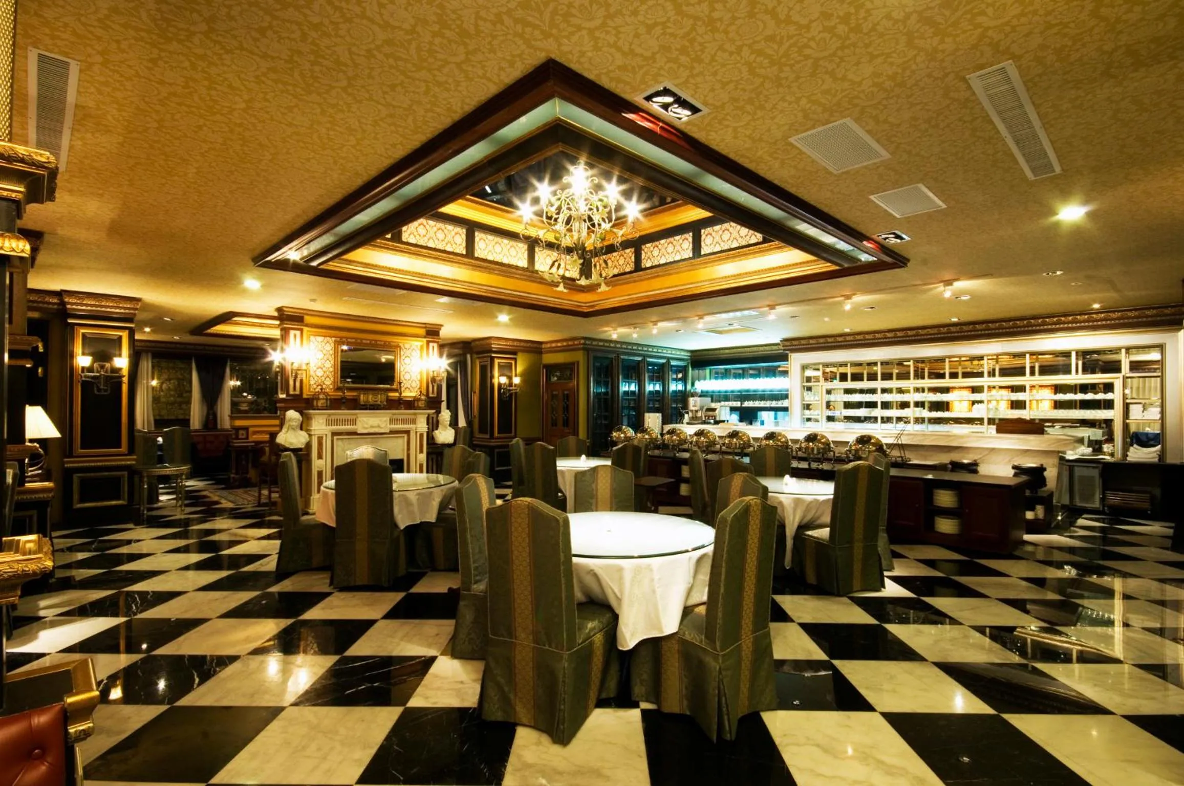 Restaurant/places to eat in The Old England Manor