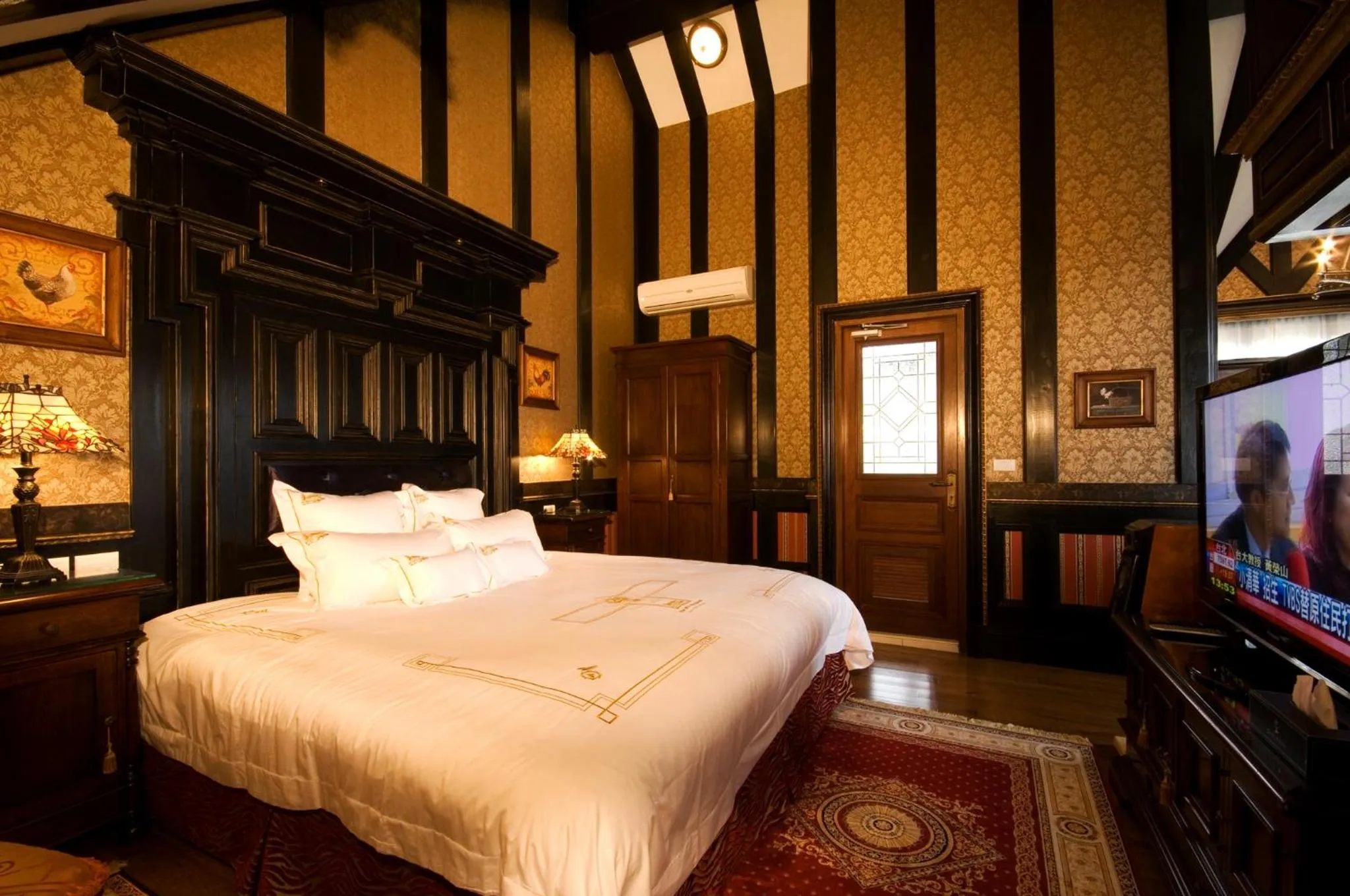 Bed in The Old England Manor