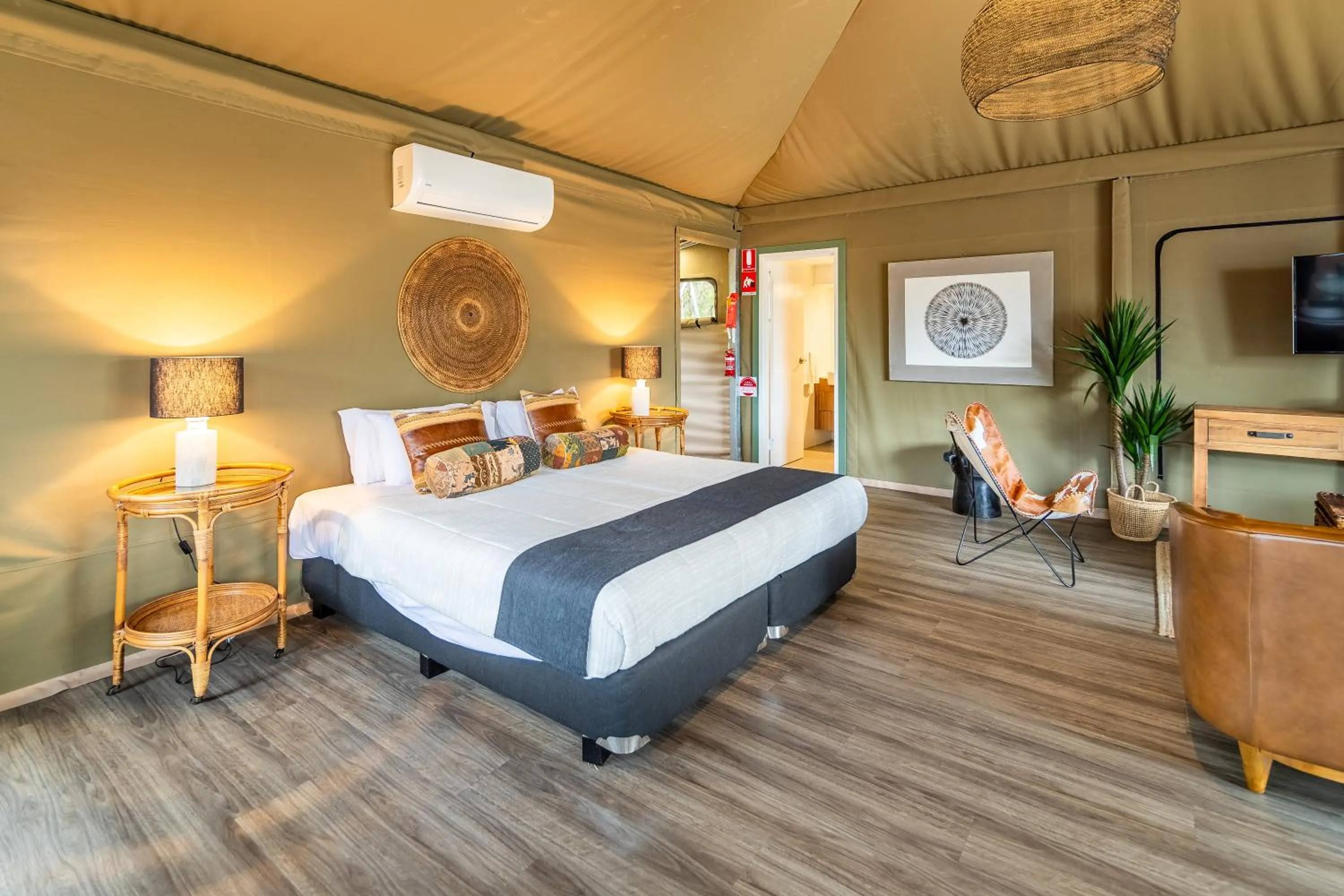 Bathroom, Bed in NRMA Broulee Holiday park