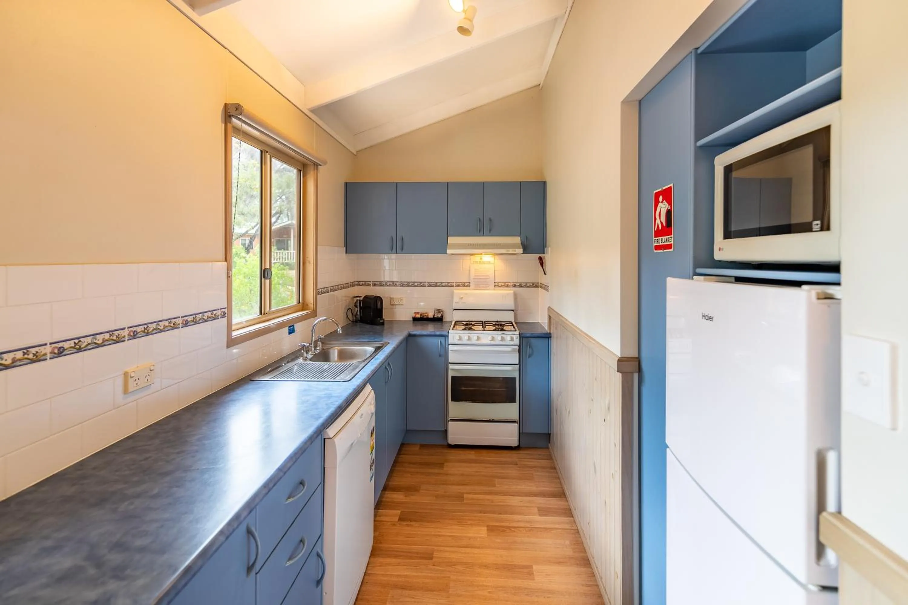 Kitchen or kitchenette in NRMA Broulee Holiday park