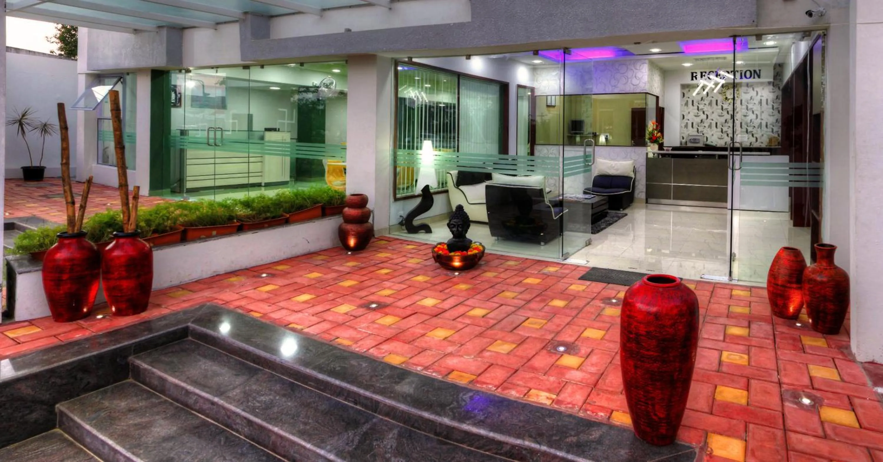 Facade/entrance in Rajmahal Inn