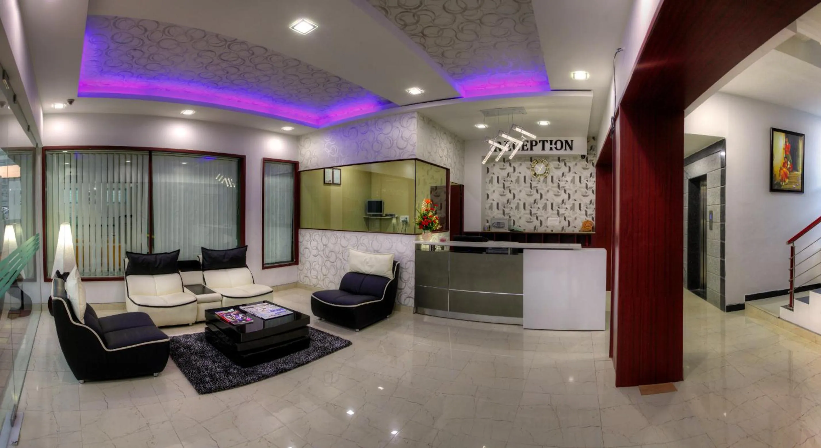 Lobby or reception in Rajmahal Inn