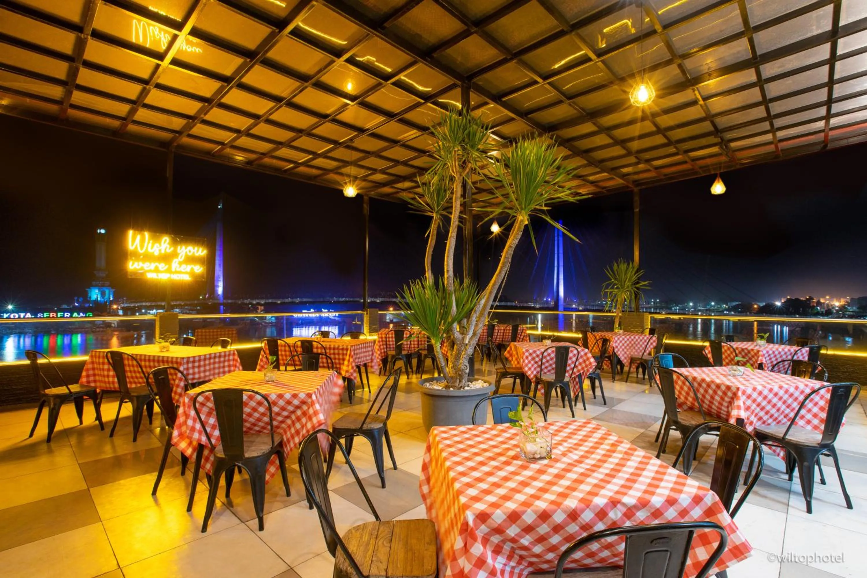 Restaurant/places to eat in Wiltop Hotel Jambi