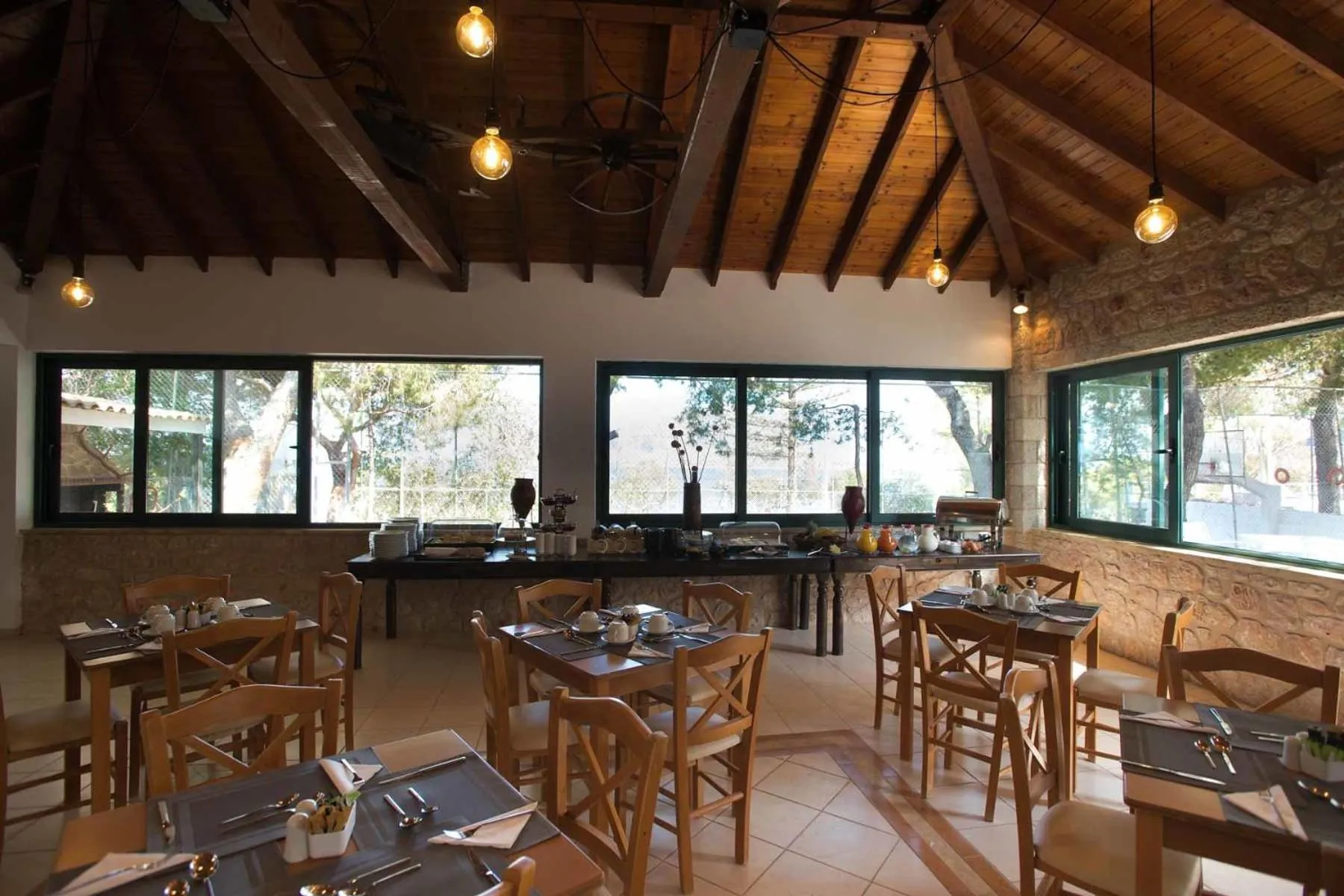 Restaurant/places to eat in Akra Morea Hotel & Residences