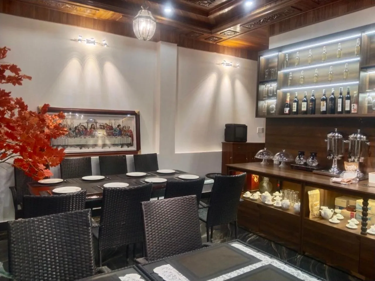 Restaurant/places to eat in OLAGI HOTEL