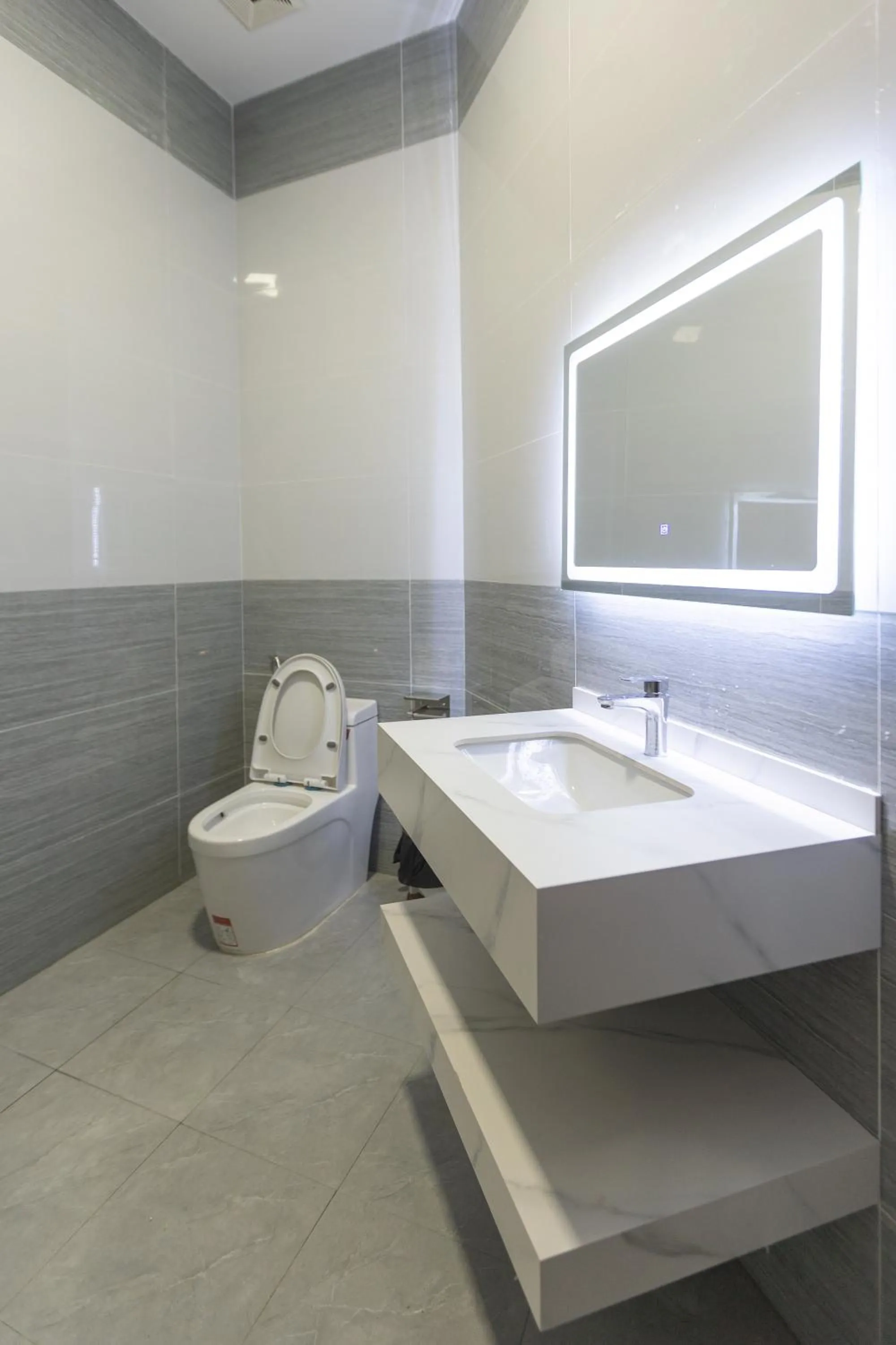 Toilet in OLAGI HOTEL