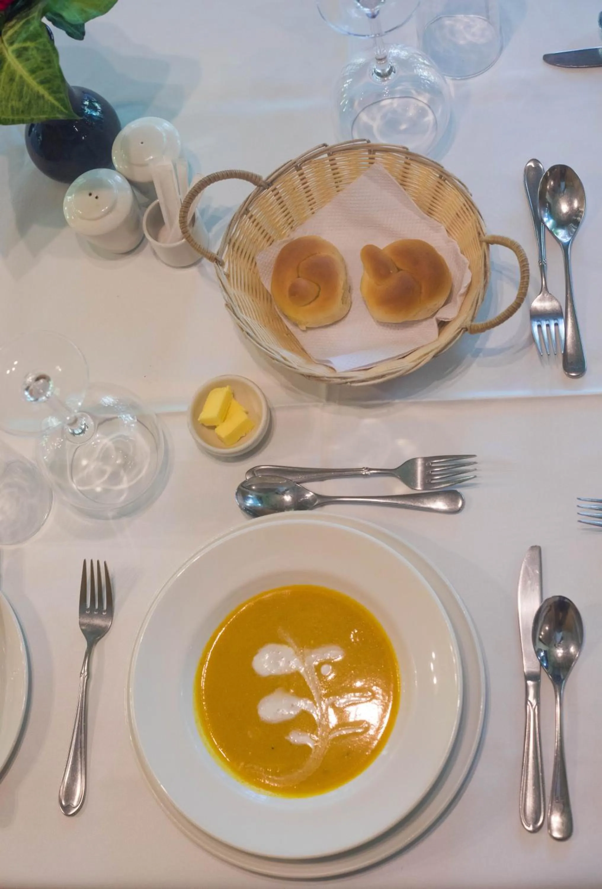 Restaurant/places to eat in Lake Duluti Lodge