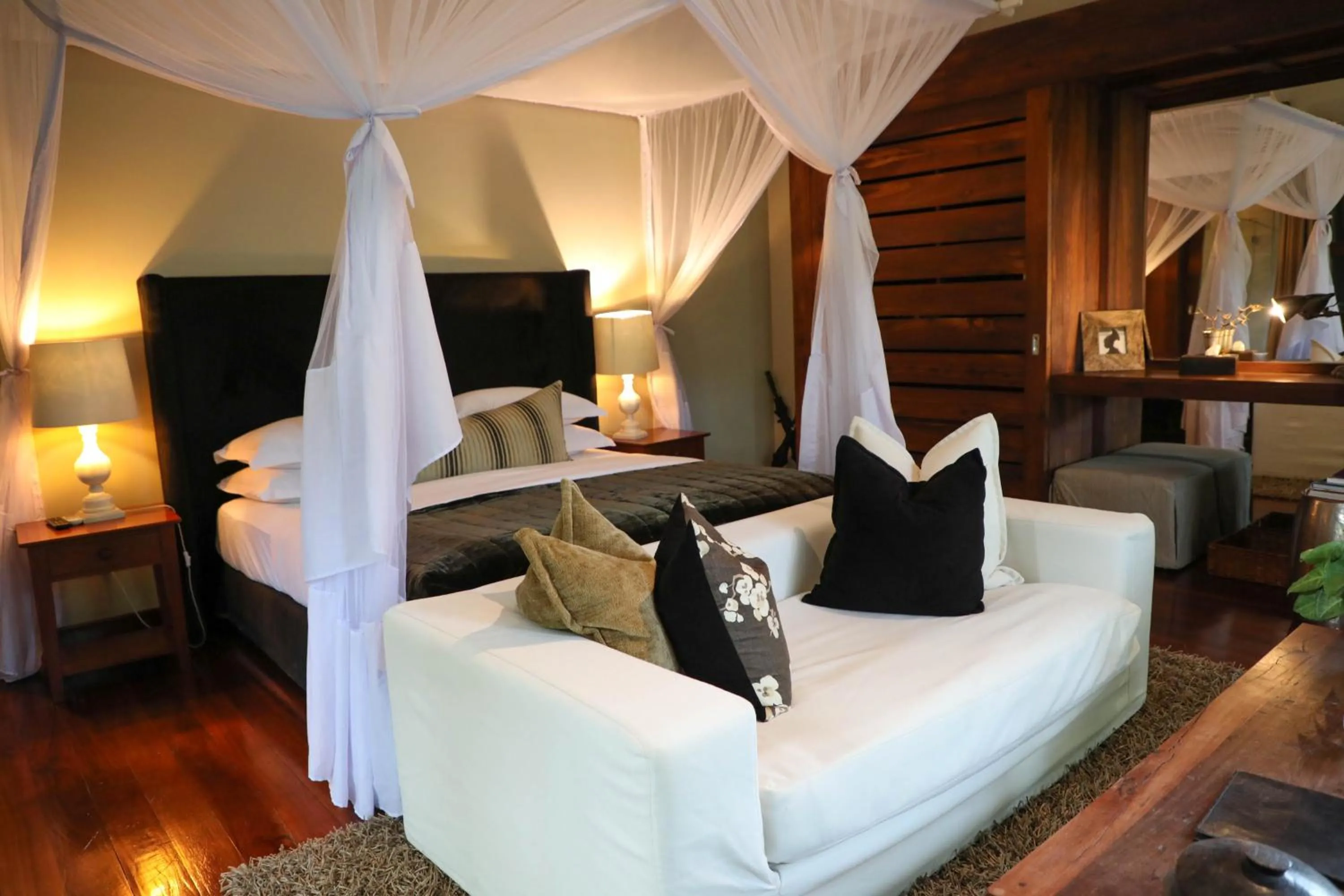 Living room, Bed in Lake Duluti Lodge