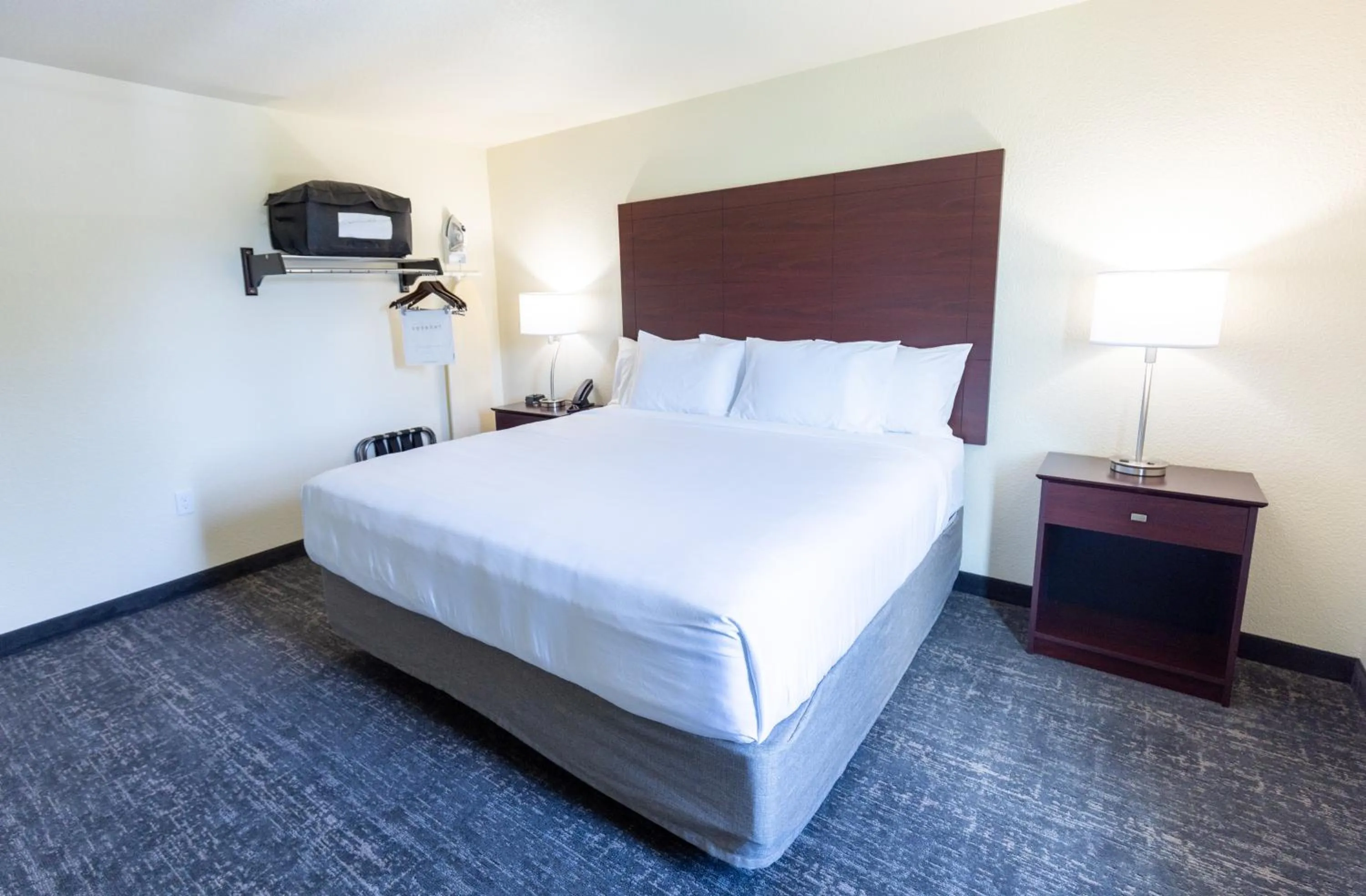 Bed in Cobblestone Inn & Suites - Winters