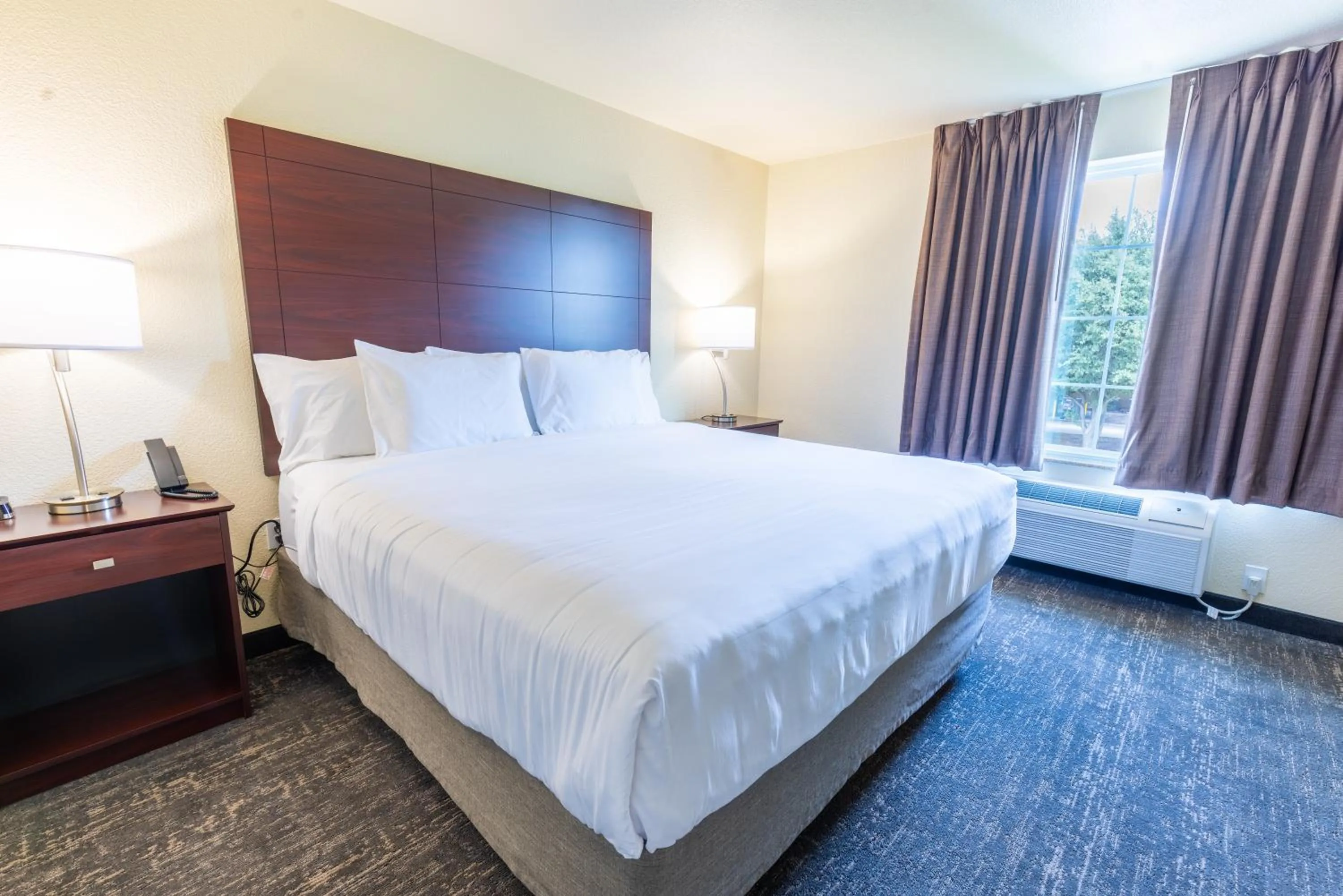 Bed in Cobblestone Inn & Suites - Winters