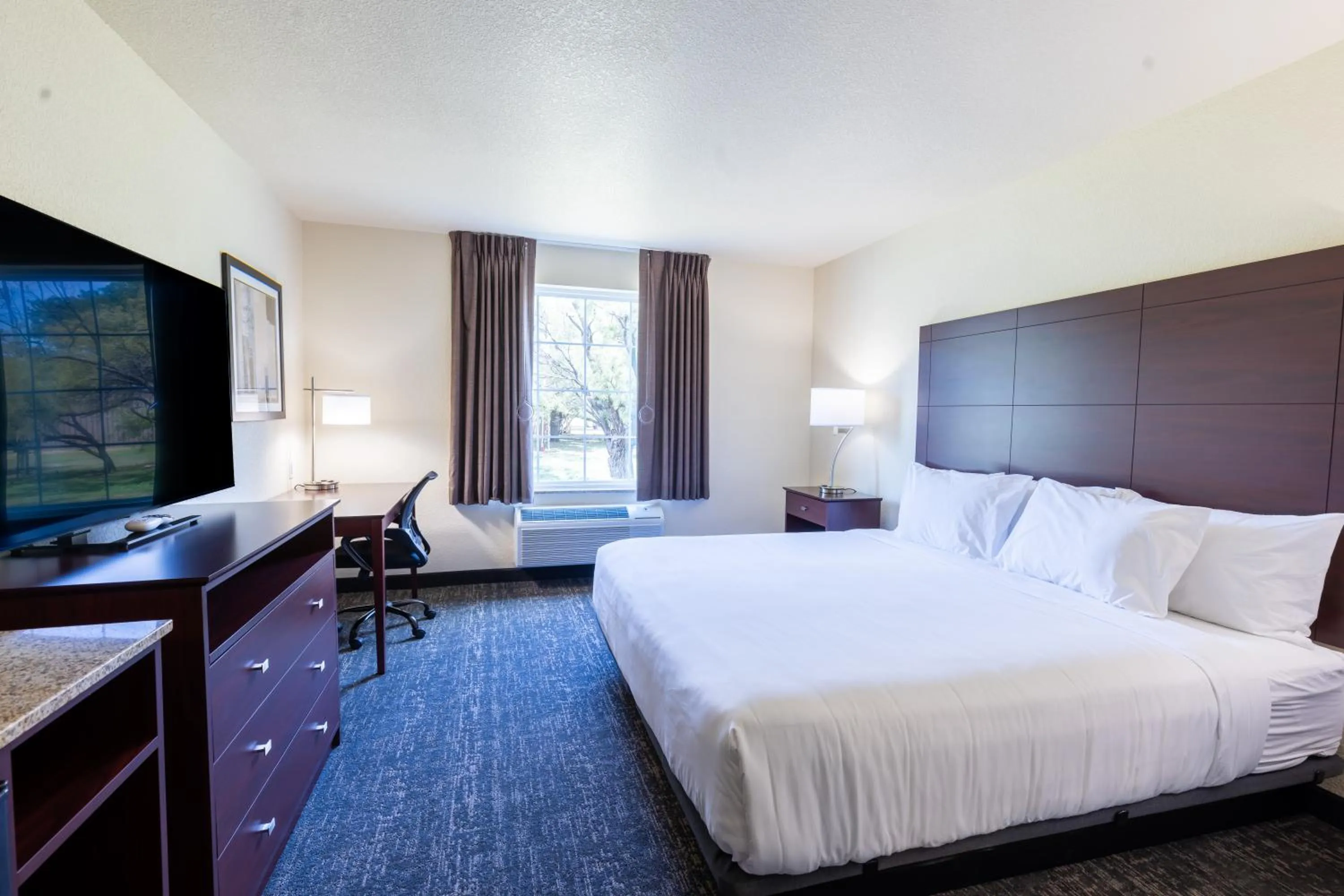 Bed in Cobblestone Inn & Suites - Winters