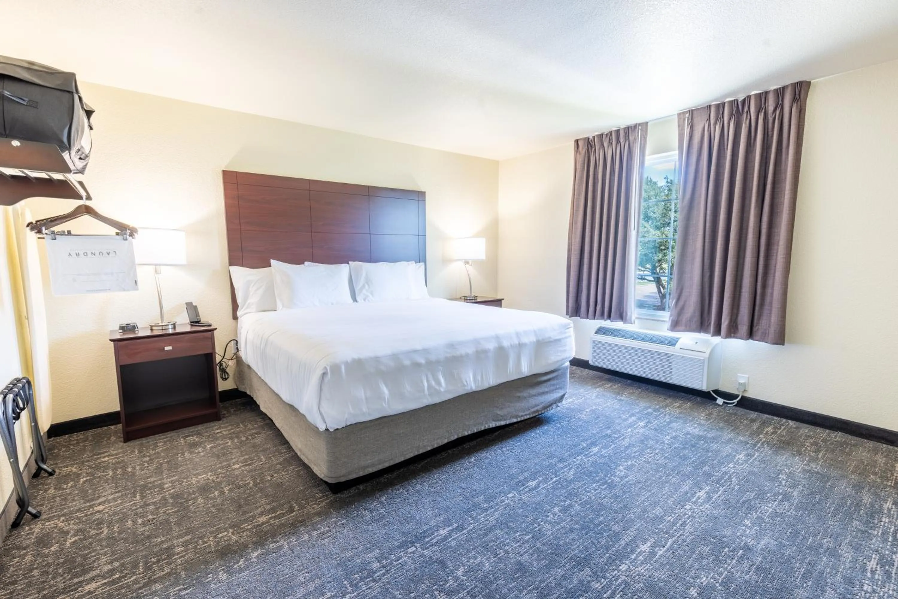 Bed in Cobblestone Inn & Suites - Winters