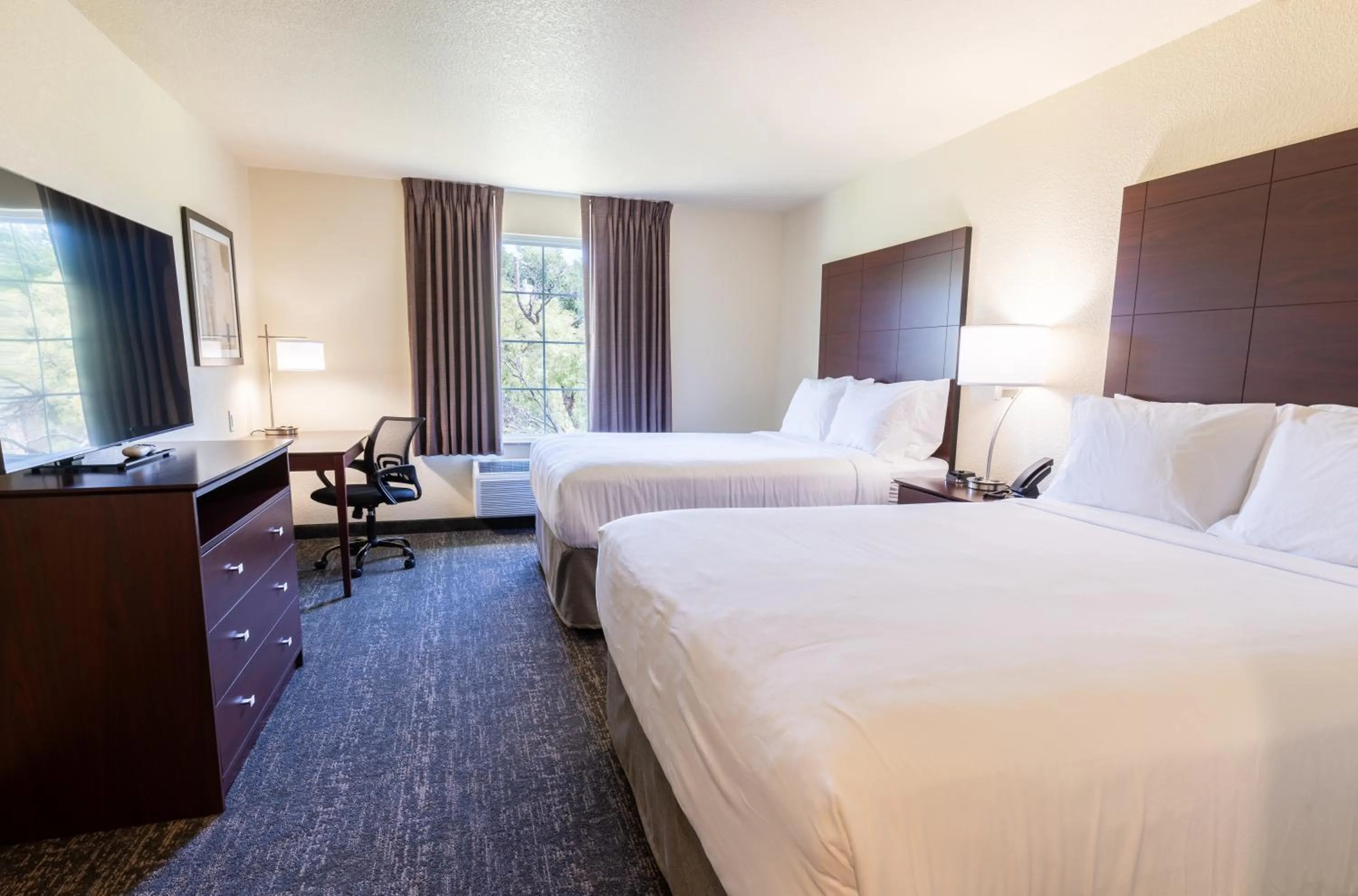 Bed in Cobblestone Inn & Suites - Winters