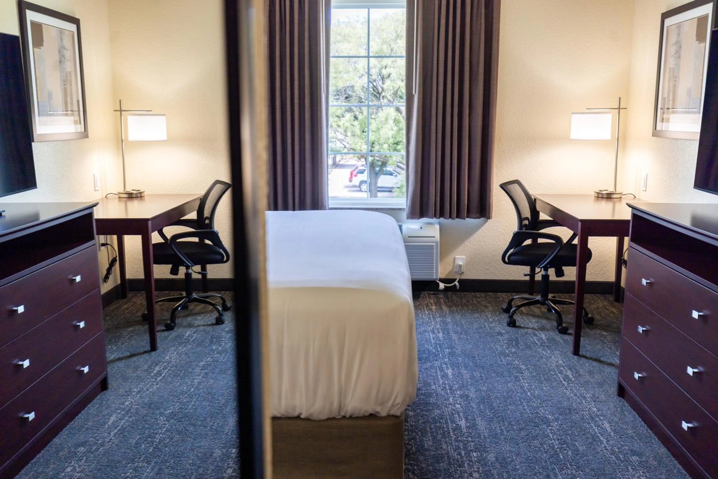 Bed in Cobblestone Inn & Suites - Winters