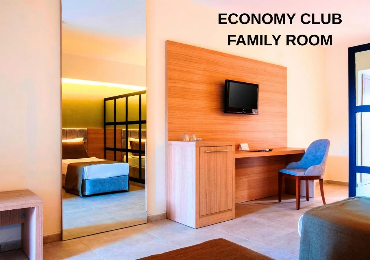 Photo of the whole room, Bed in Queen's Park Resort Göynük