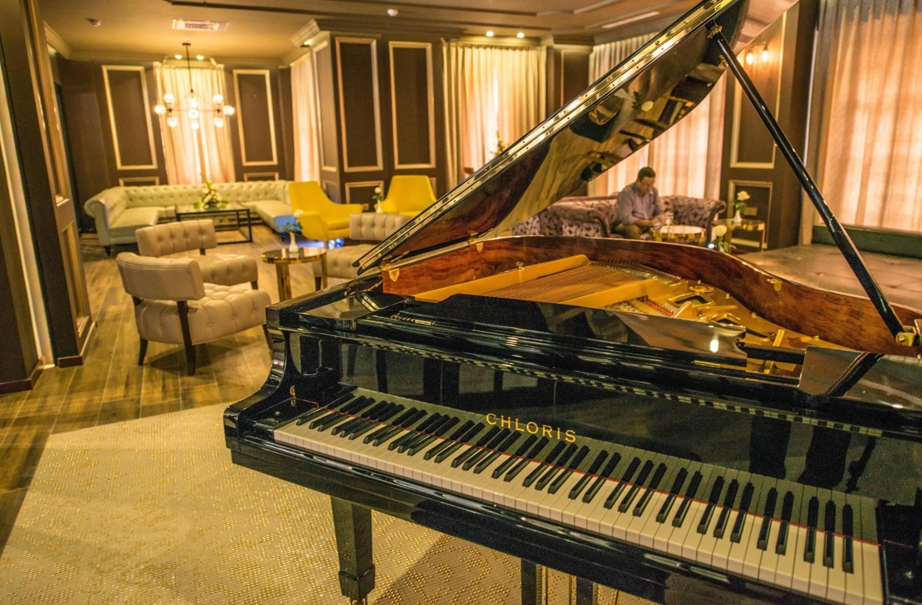 Nightclub / DJ in Rose Garden Hotel