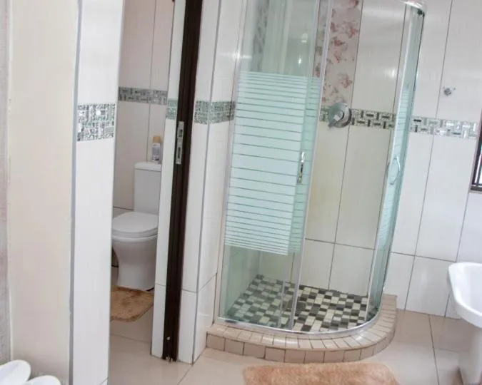 Shower in Boeketlong Lodge