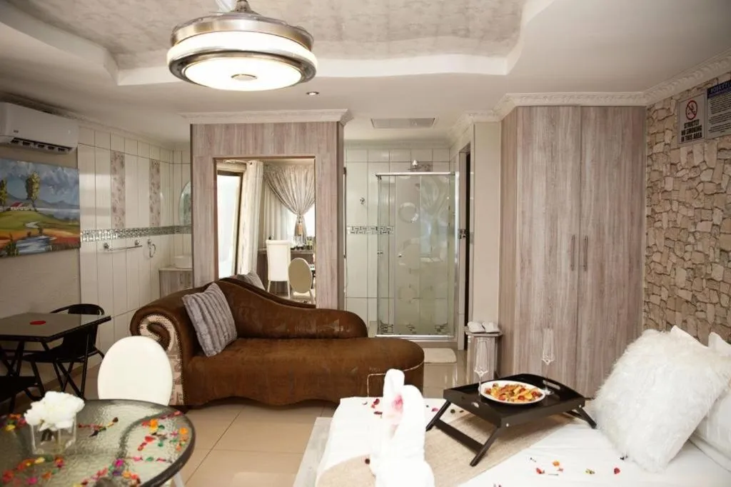 Living room in Boeketlong Lodge